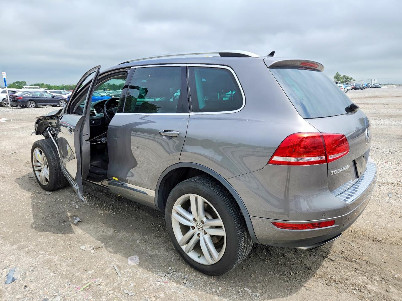 2011 VOLKSWAGEN TOUAREG