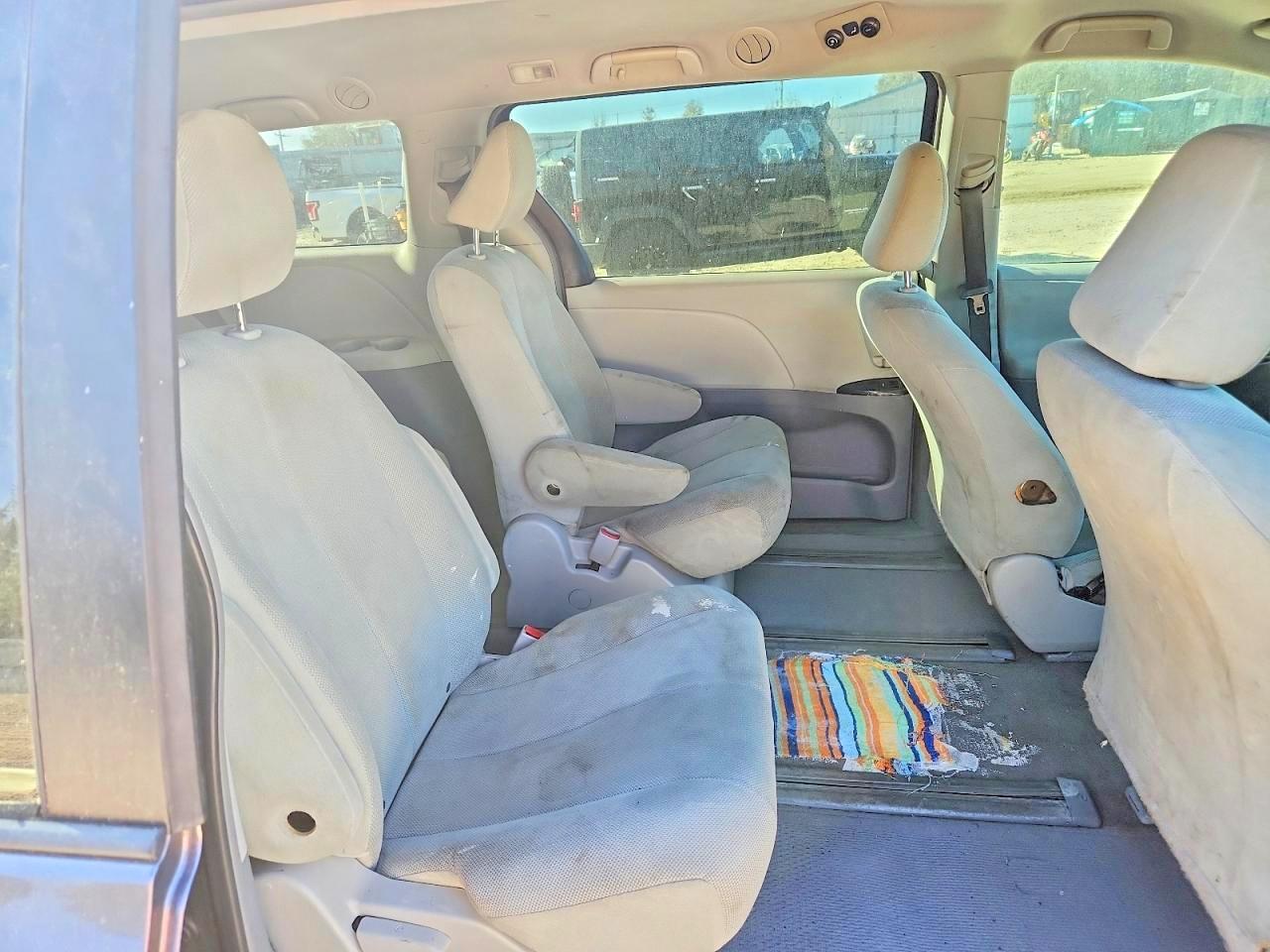 2011 TOYOTA SIENNA