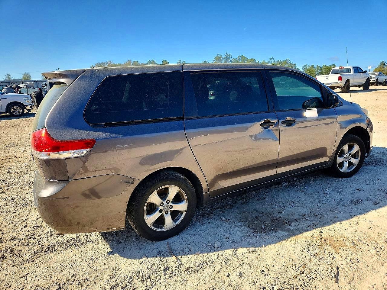 2011 TOYOTA SIENNA