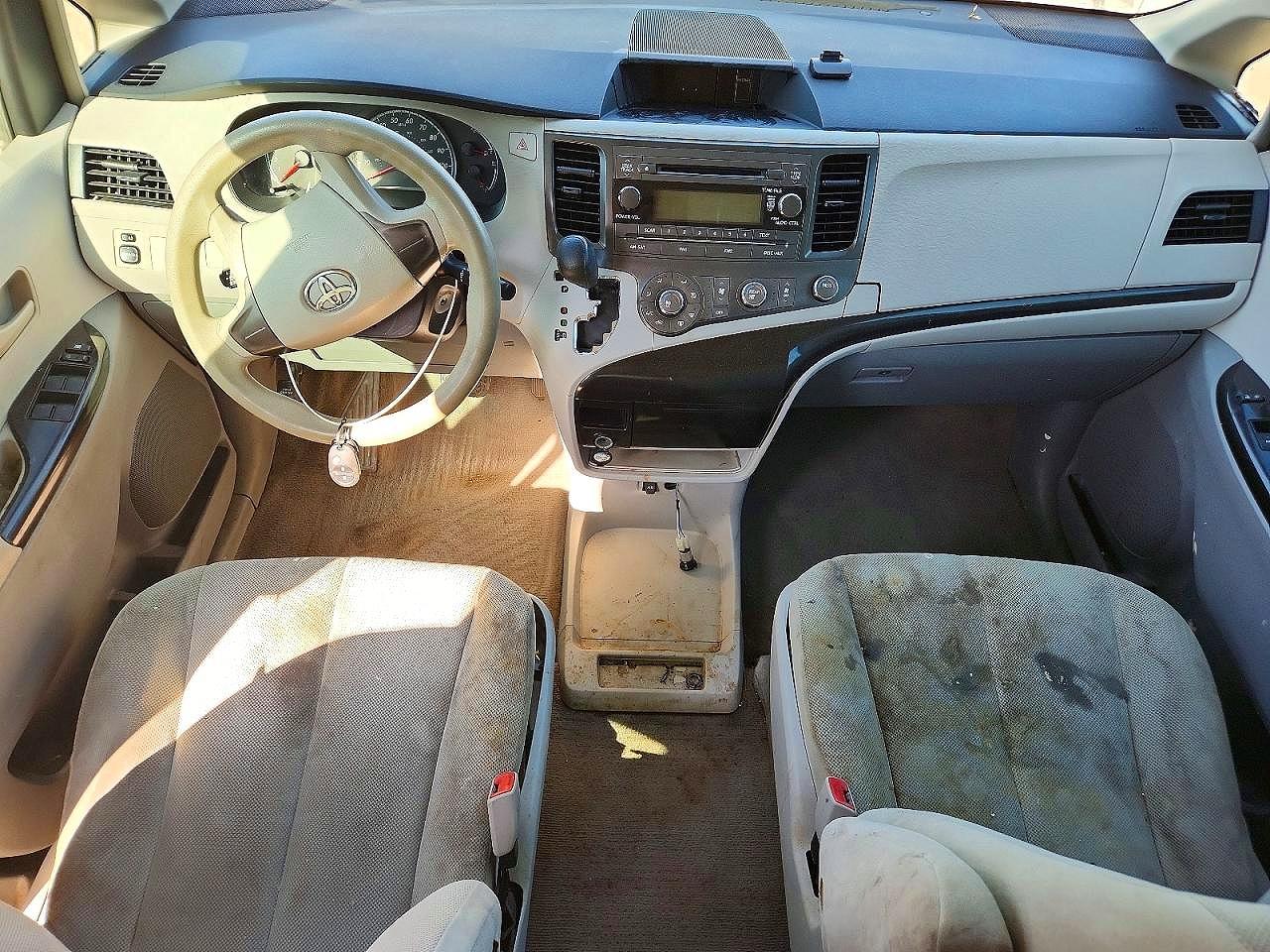 2011 TOYOTA SIENNA