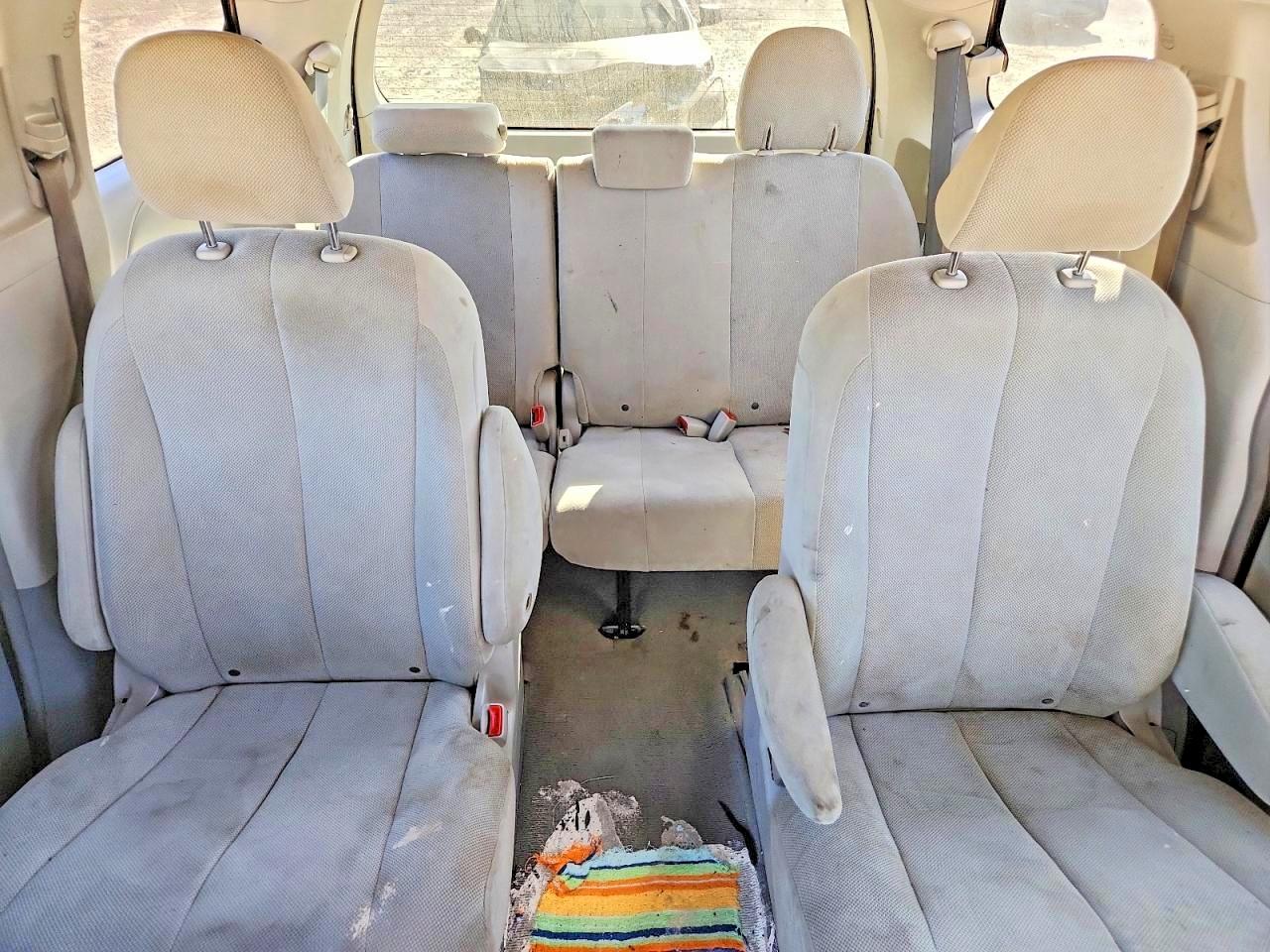 2011 TOYOTA SIENNA
