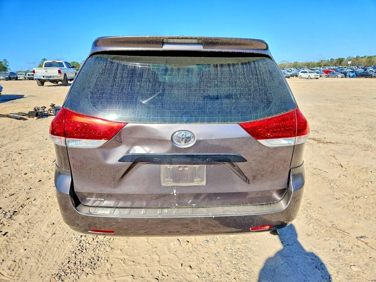 2011 TOYOTA SIENNA