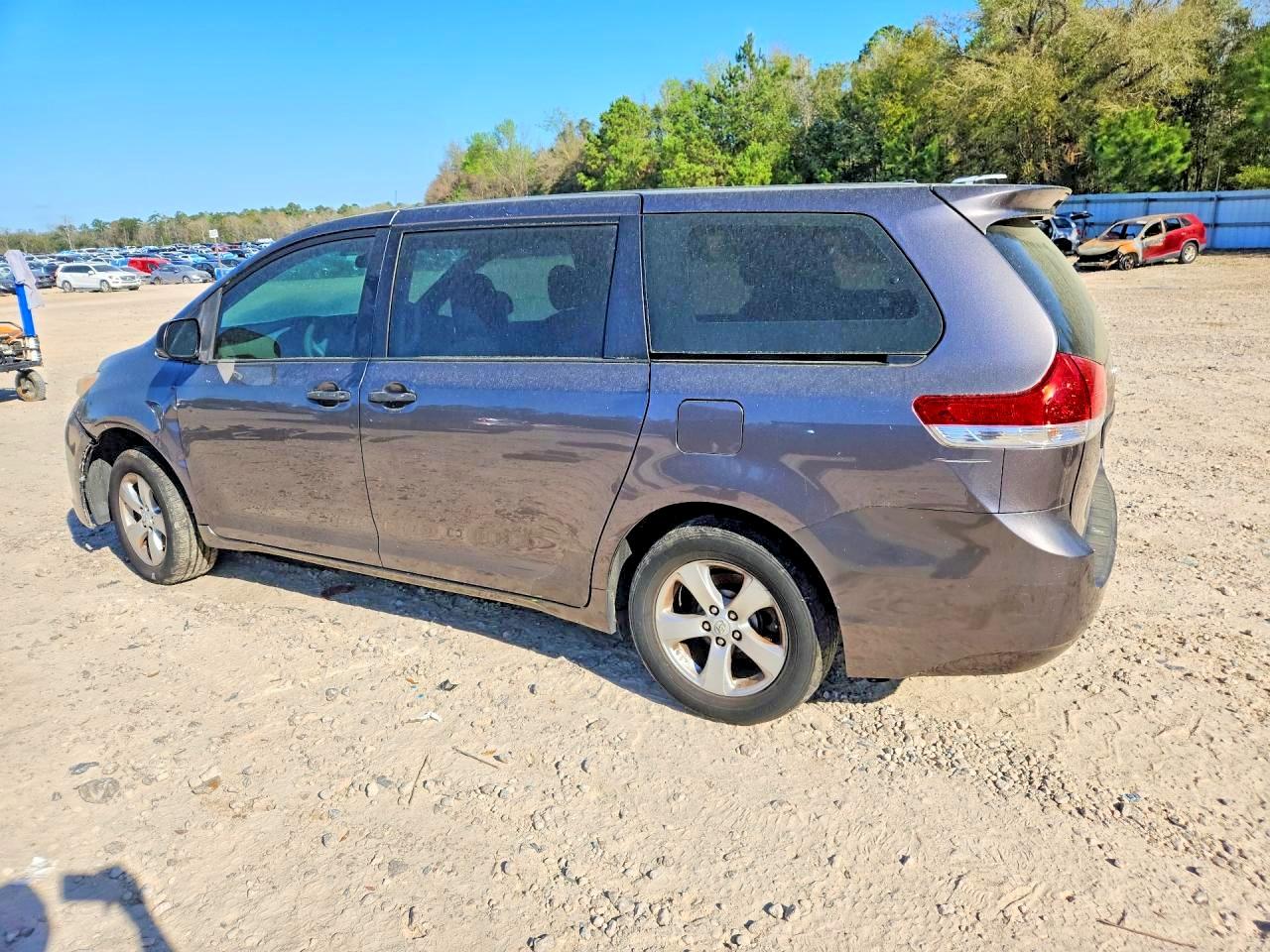 2011 TOYOTA SIENNA