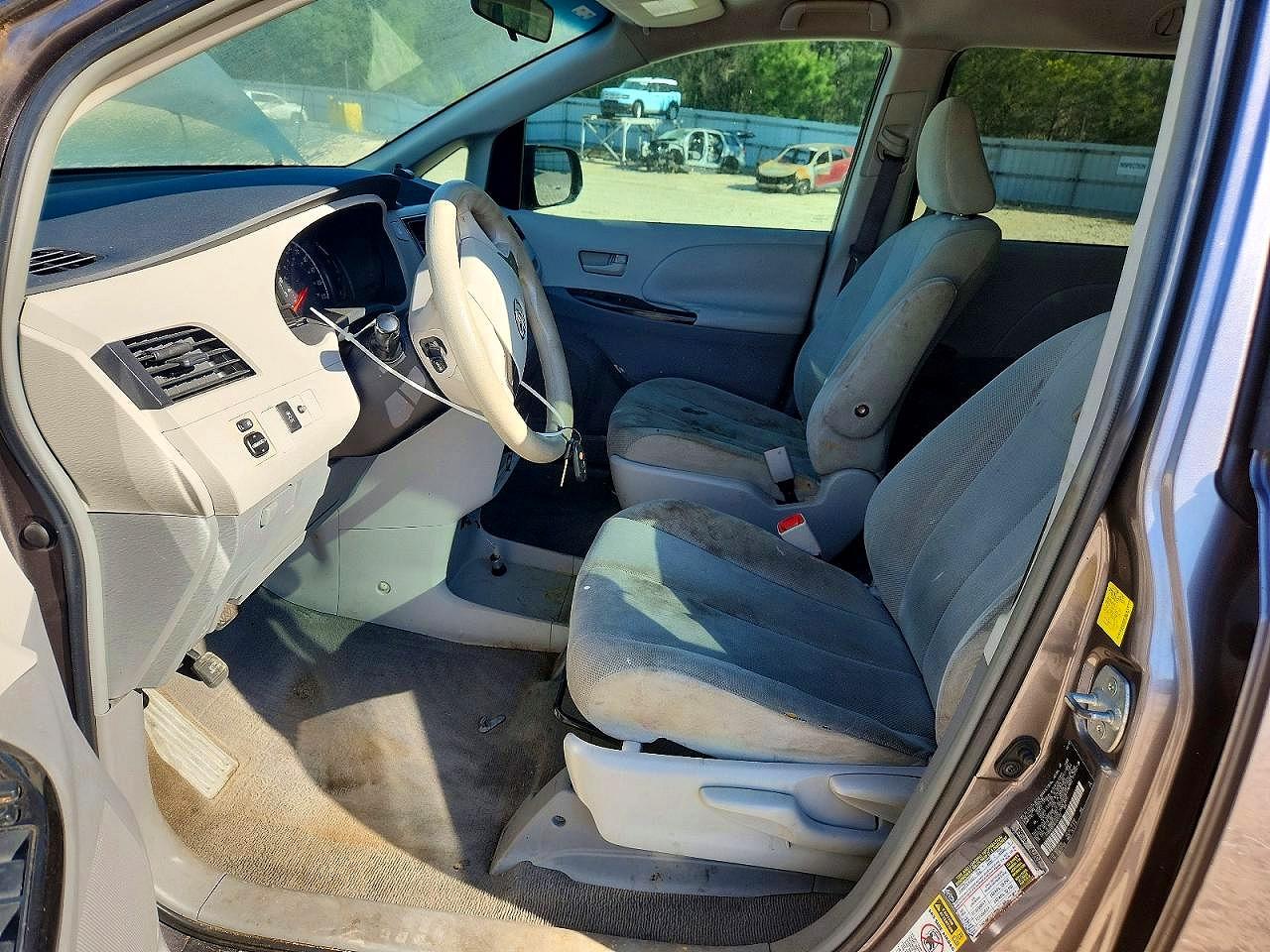 2011 TOYOTA SIENNA