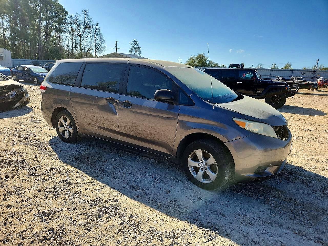 2011 TOYOTA SIENNA