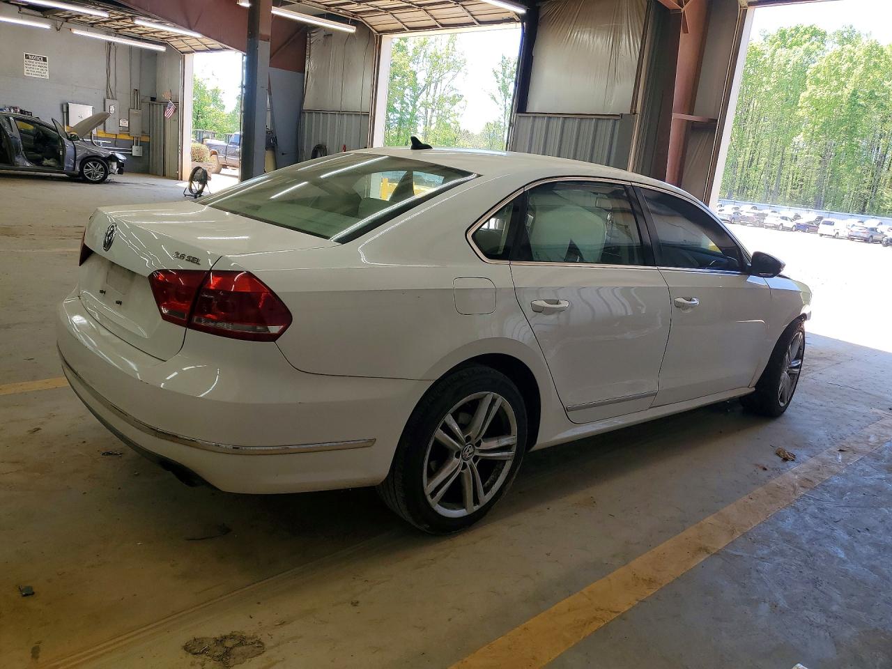 2012 VOLKSWAGEN PASSAT