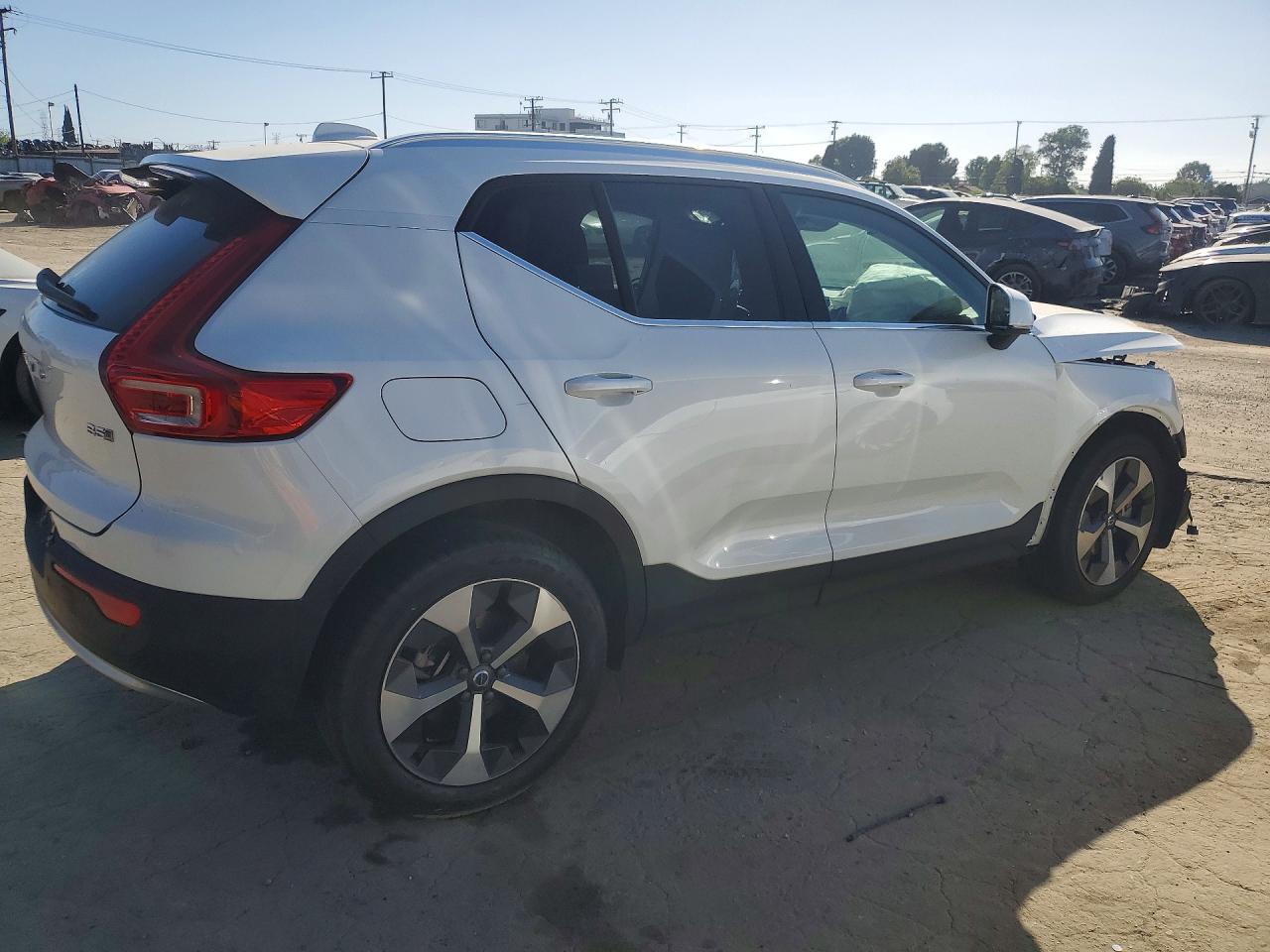 2024 VOLVO XC40