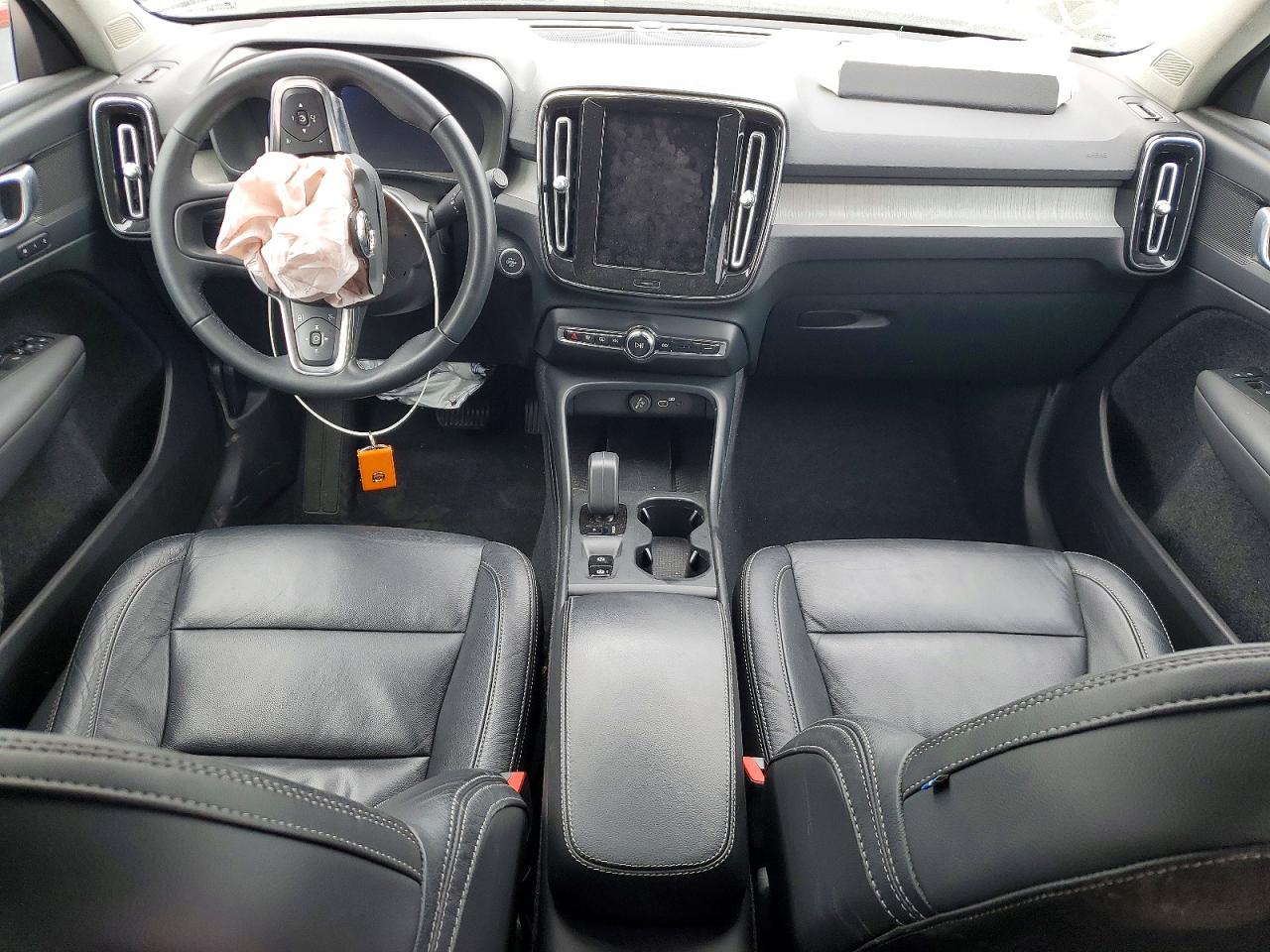 2024 VOLVO XC40