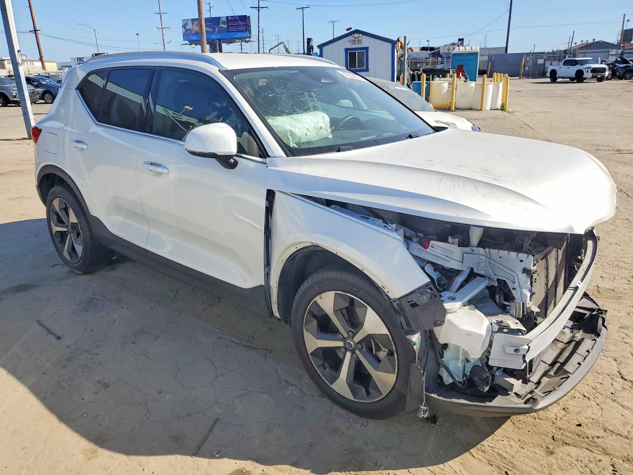 2024 VOLVO XC40