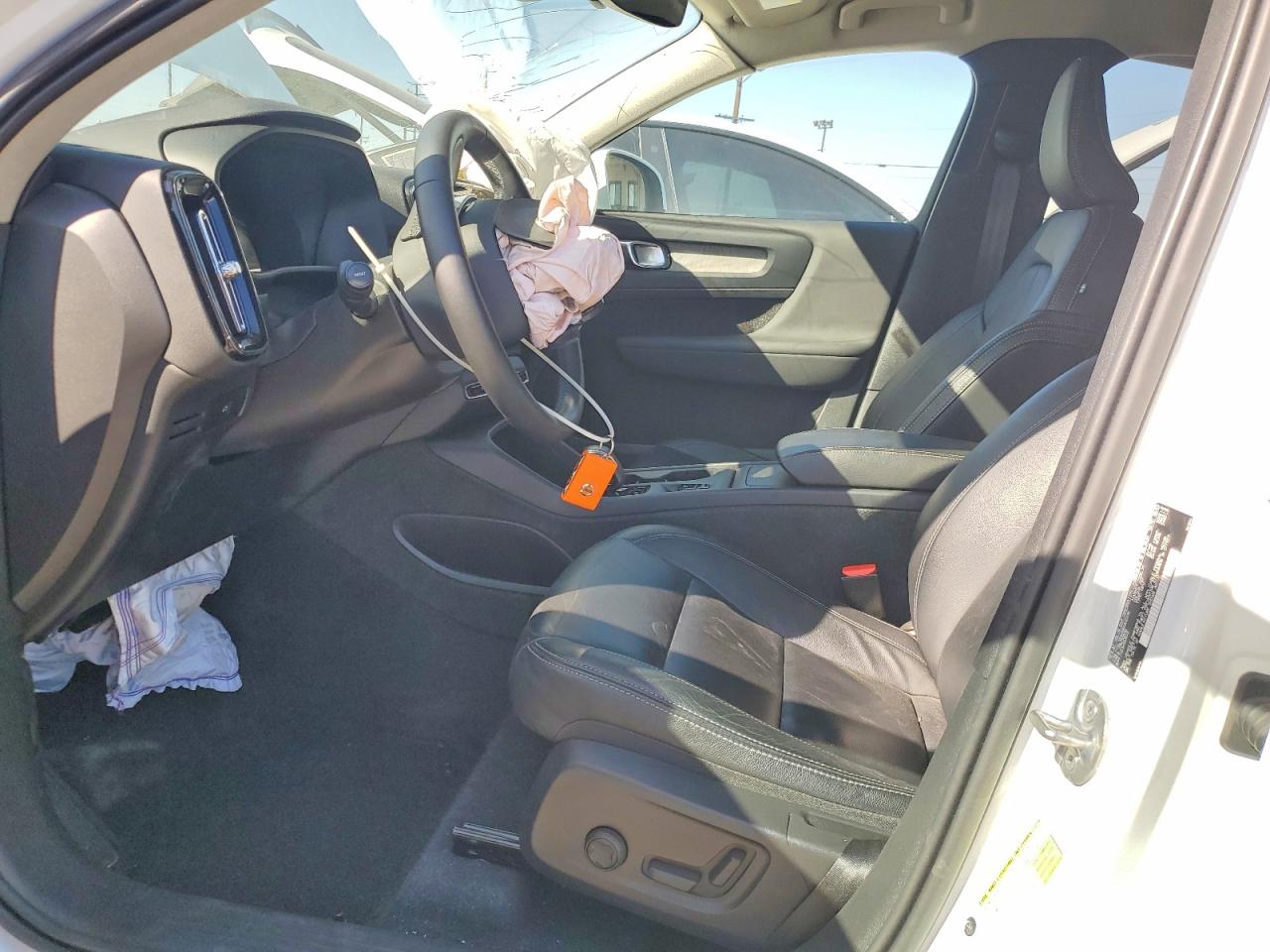 2024 VOLVO XC40