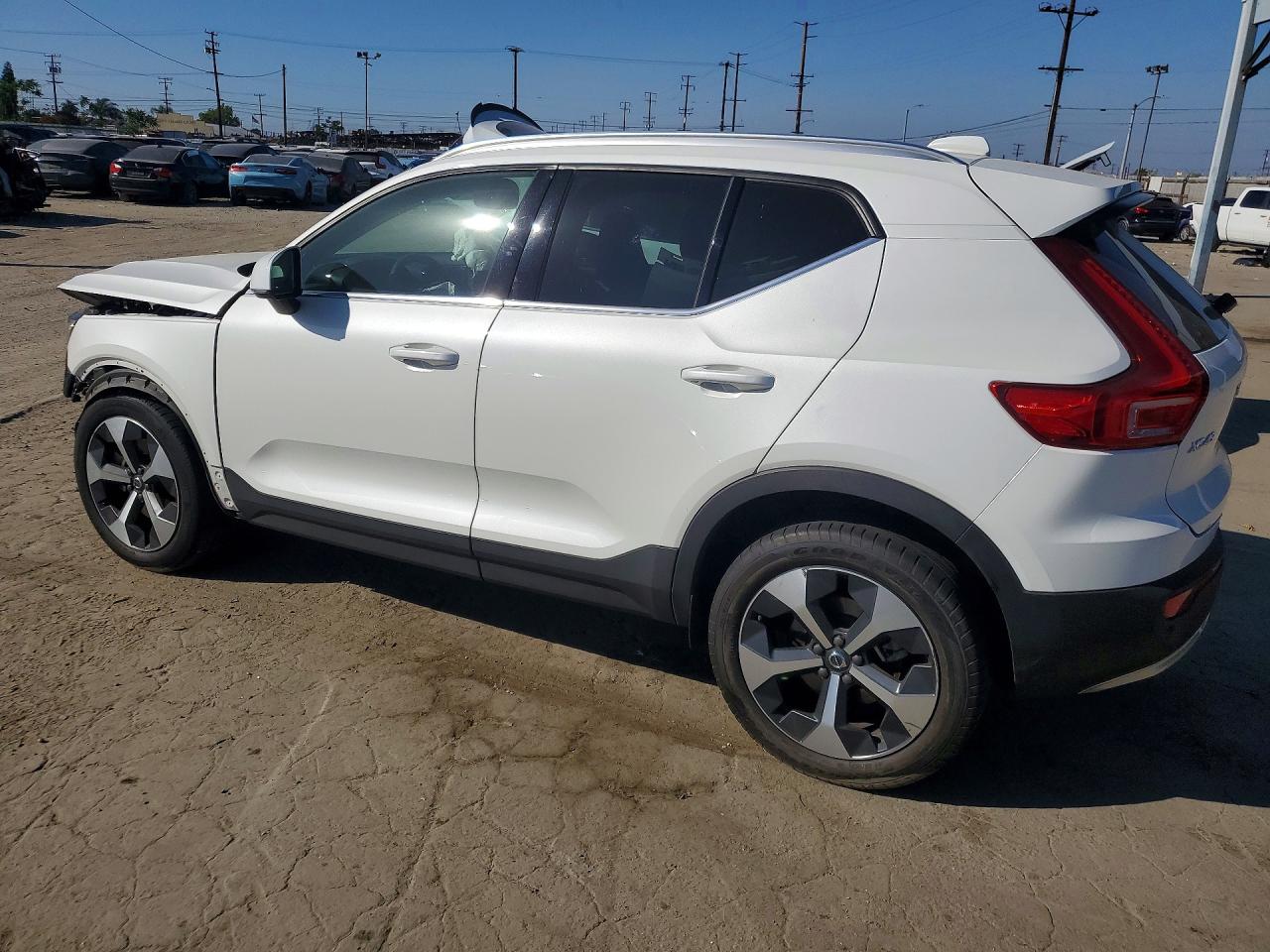 2024 VOLVO XC40