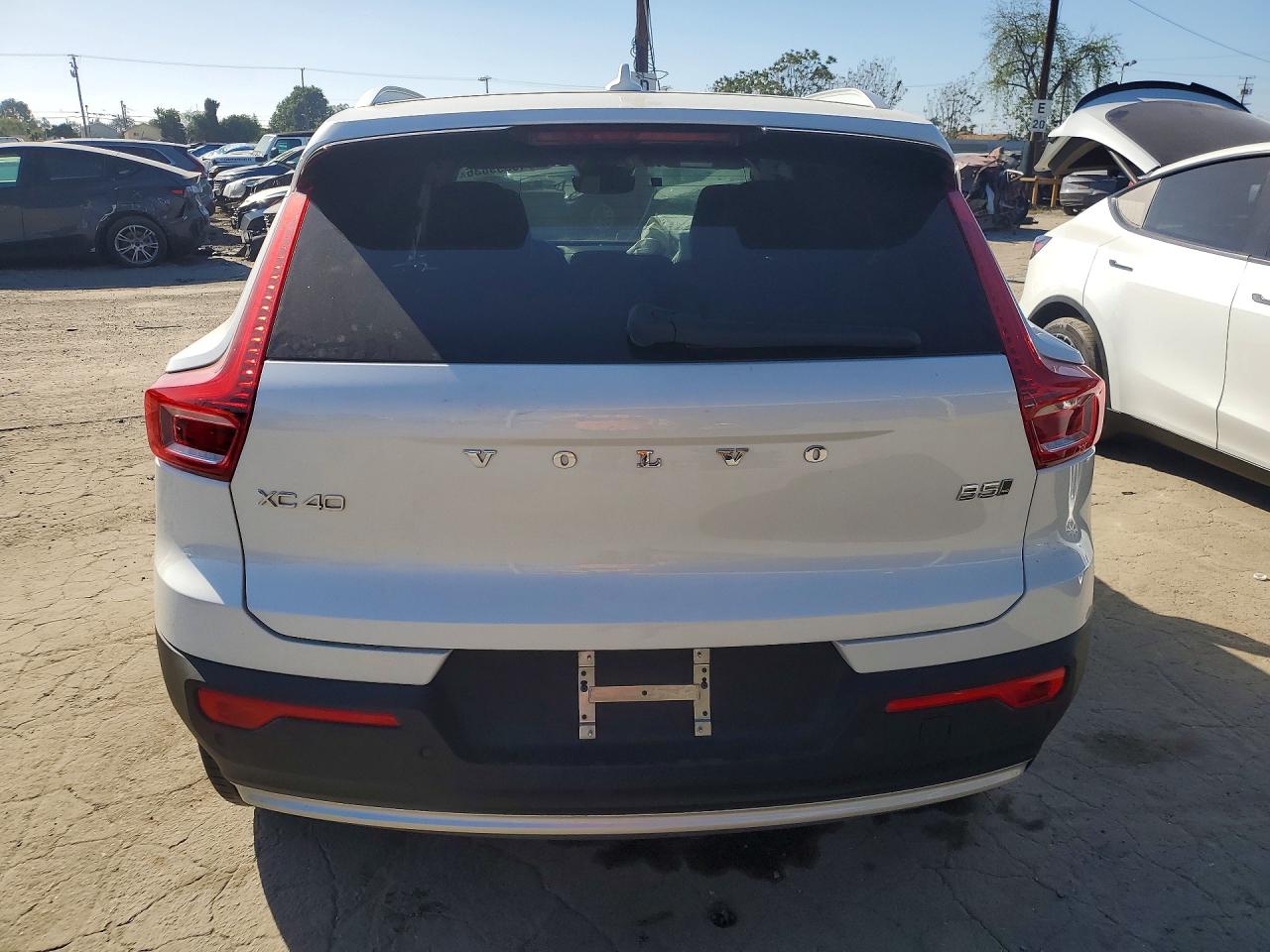 2024 VOLVO XC40
