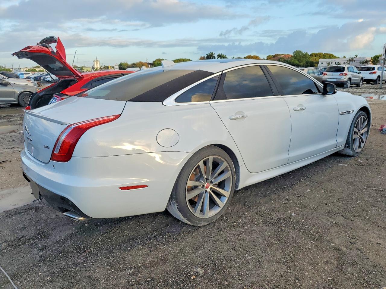 2016 JAGUAR XJ