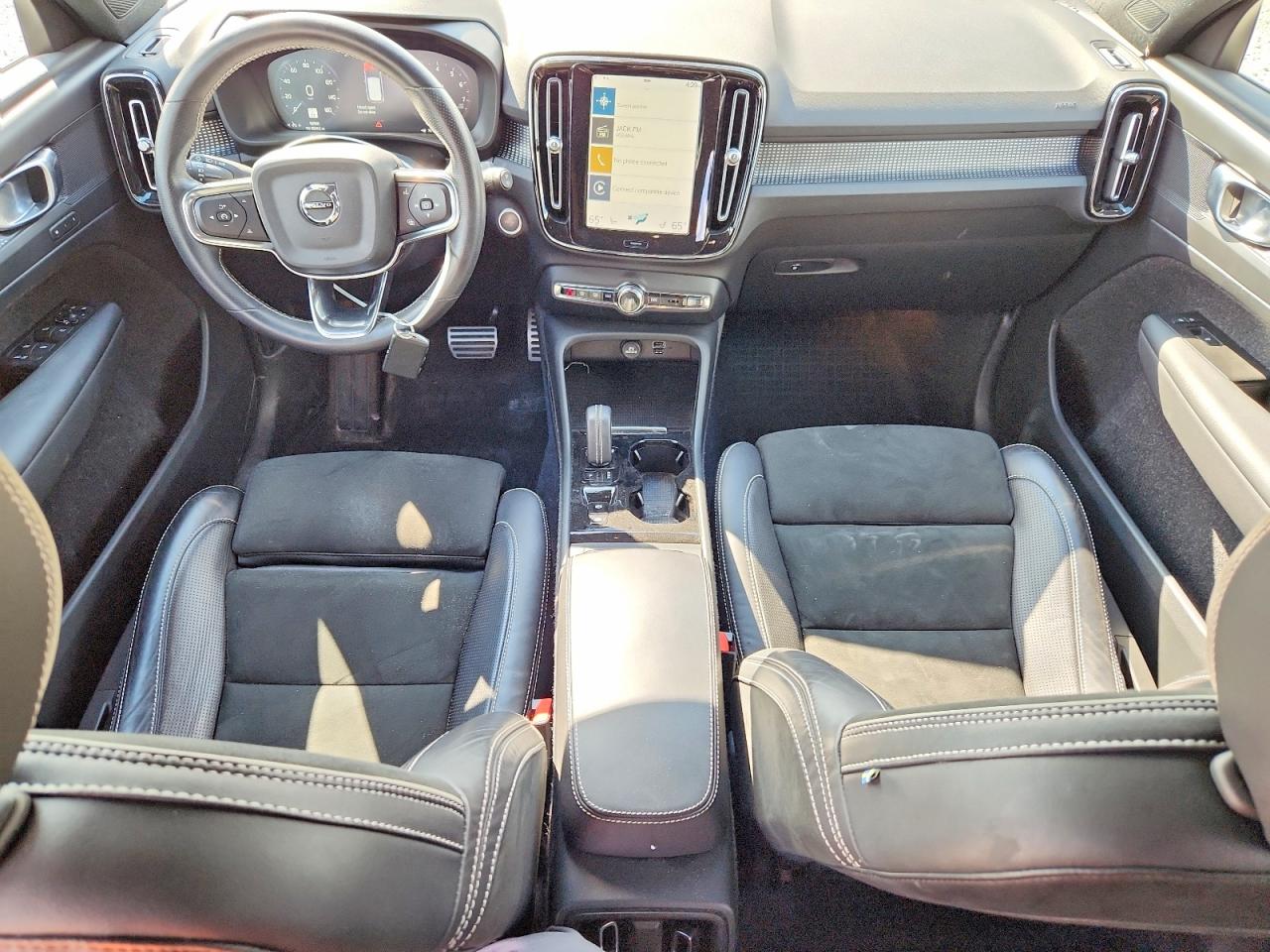 2021 VOLVO XC40