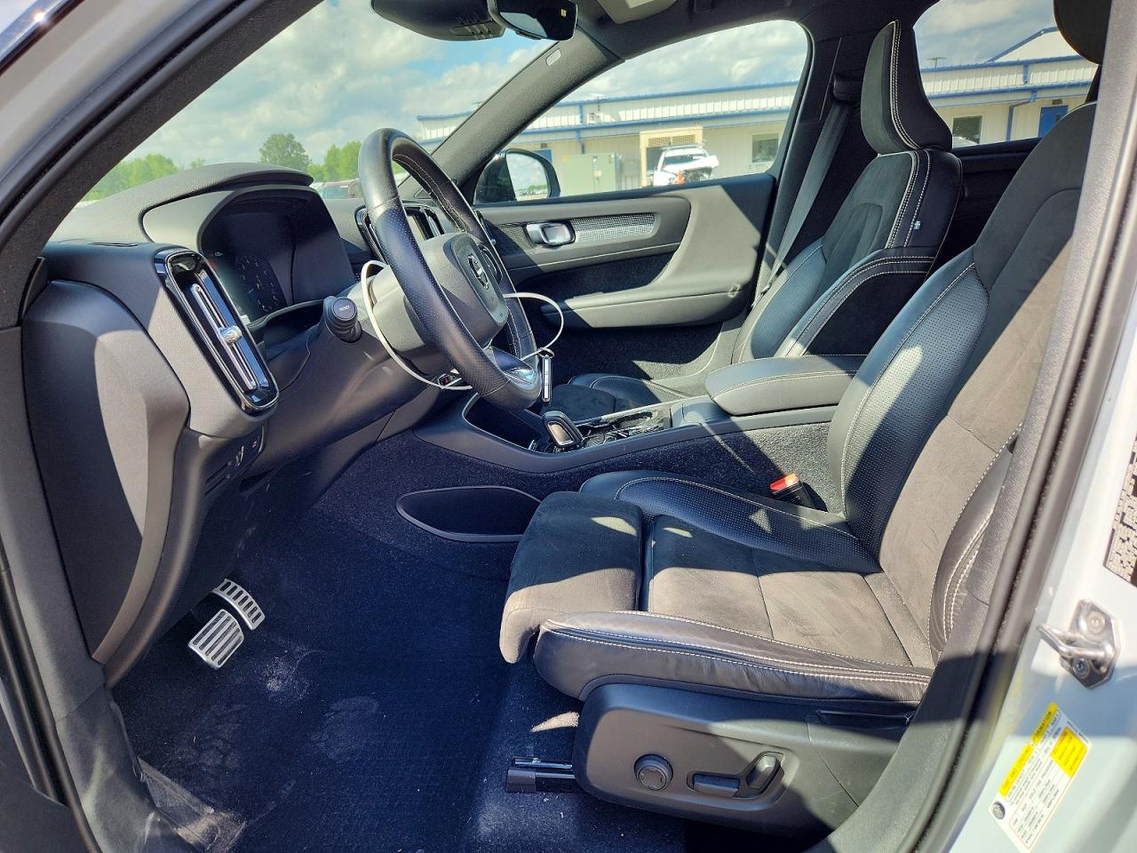 2021 VOLVO XC40
