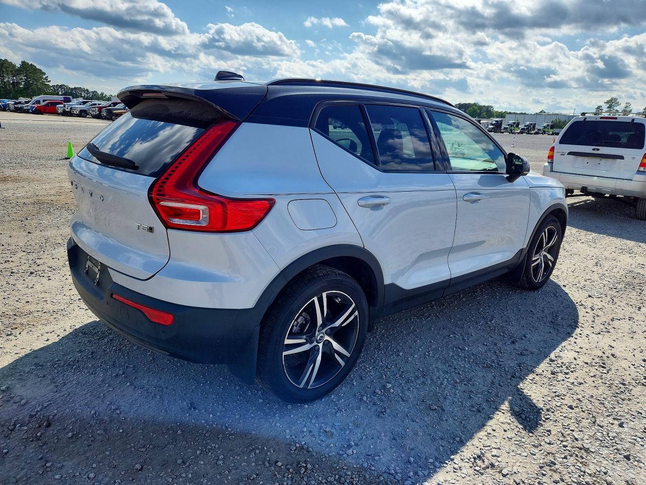 2021 VOLVO XC40