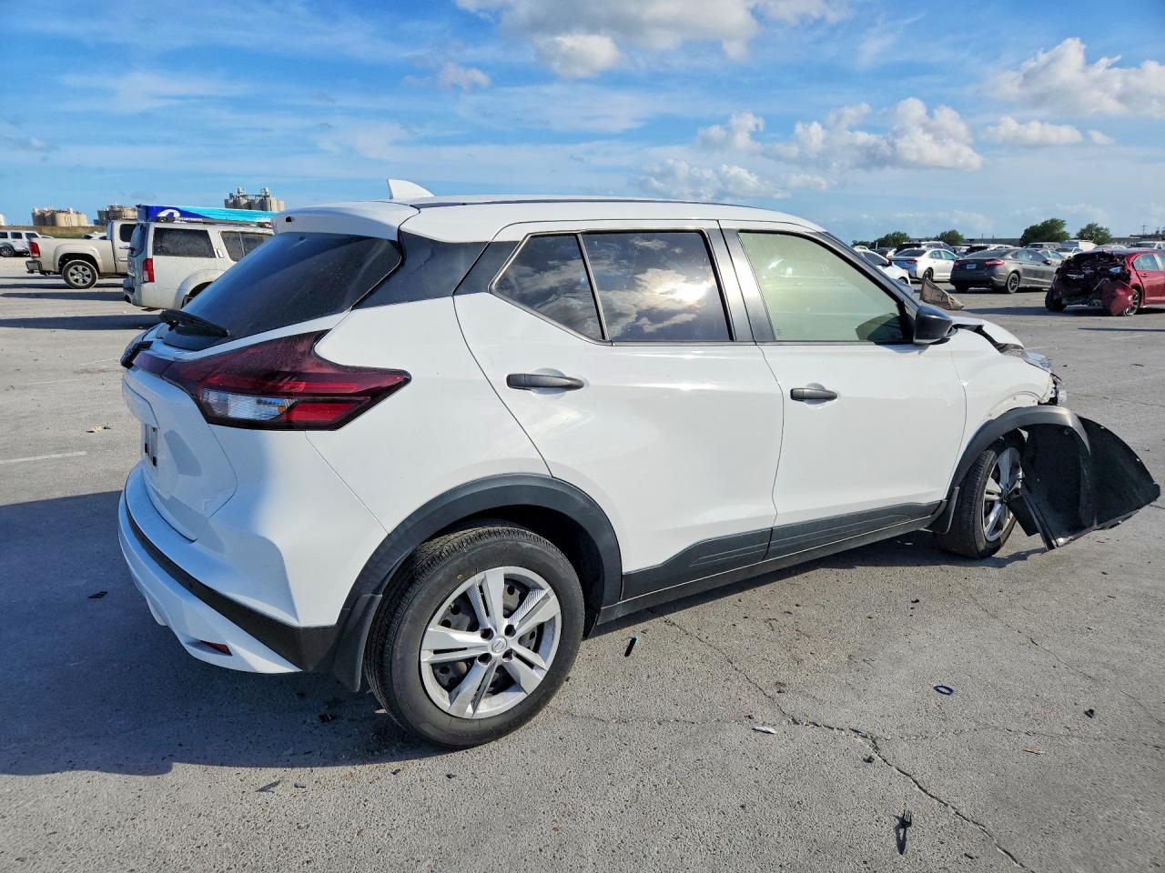 2024 NISSAN KICKS