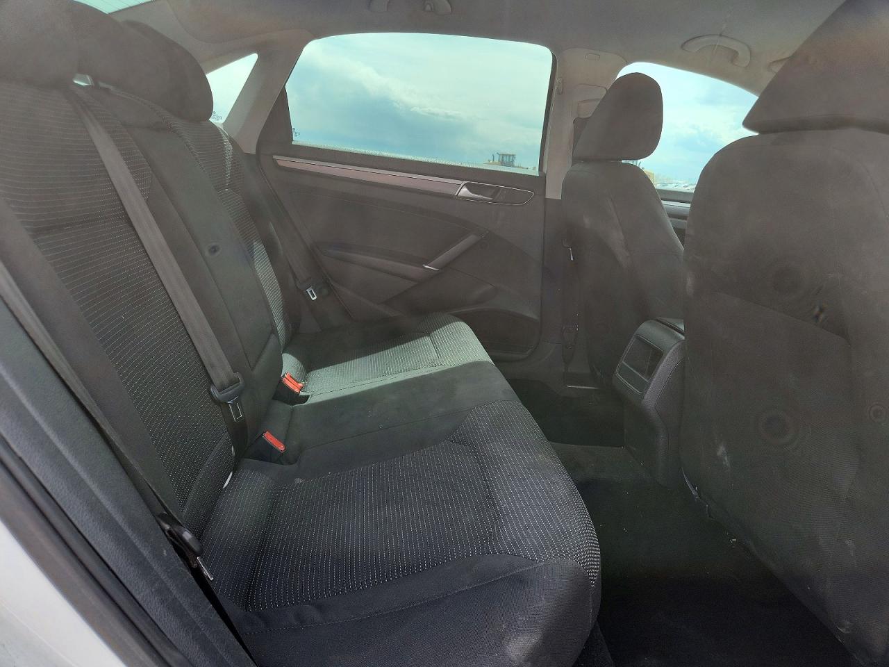 2016 VOLKSWAGEN PASSAT