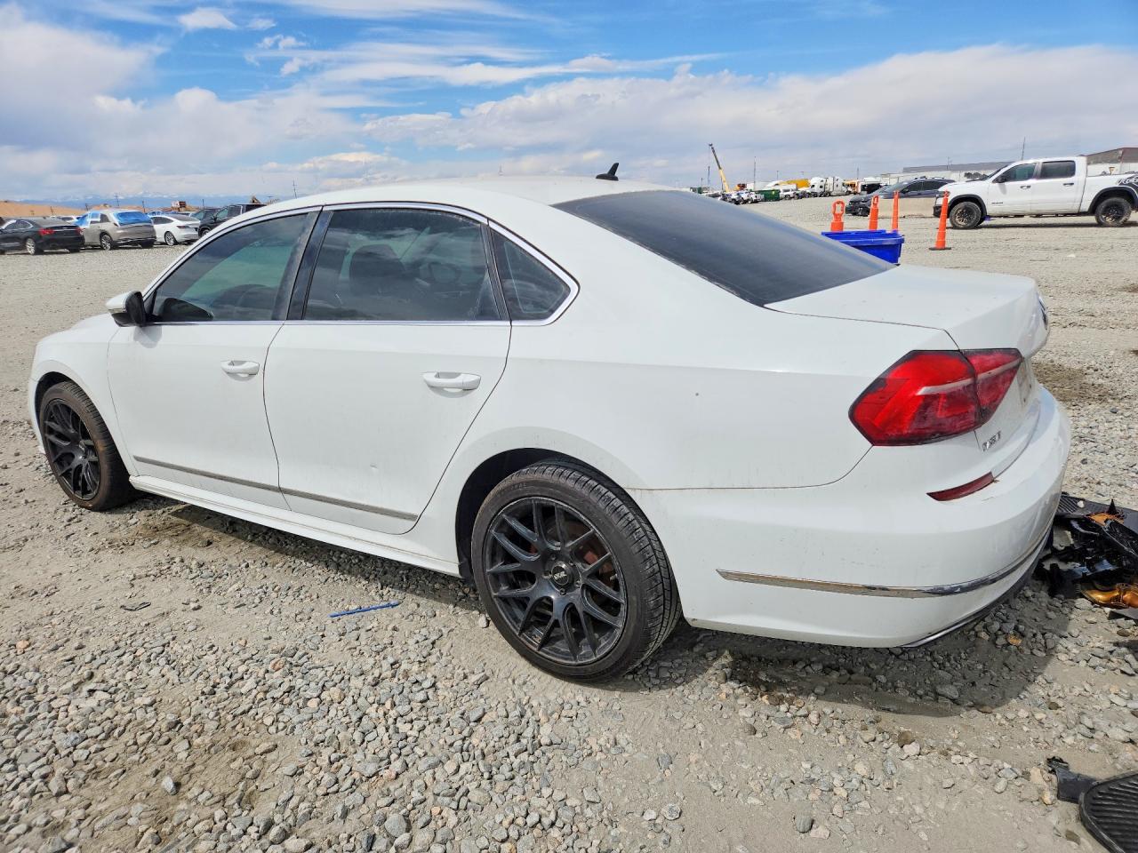 2016 VOLKSWAGEN PASSAT