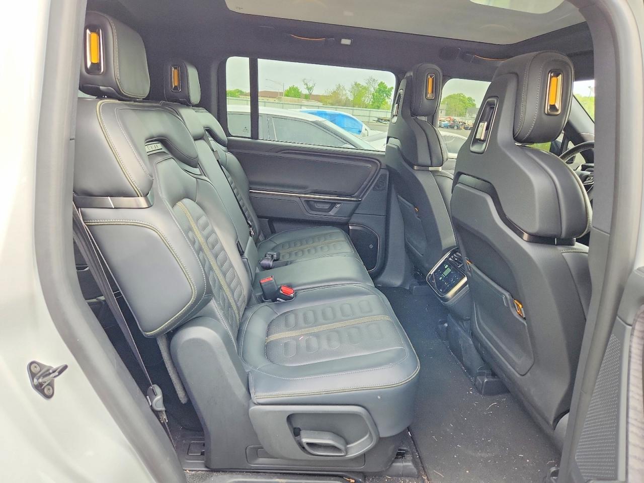 2025 RIVIAN RIS