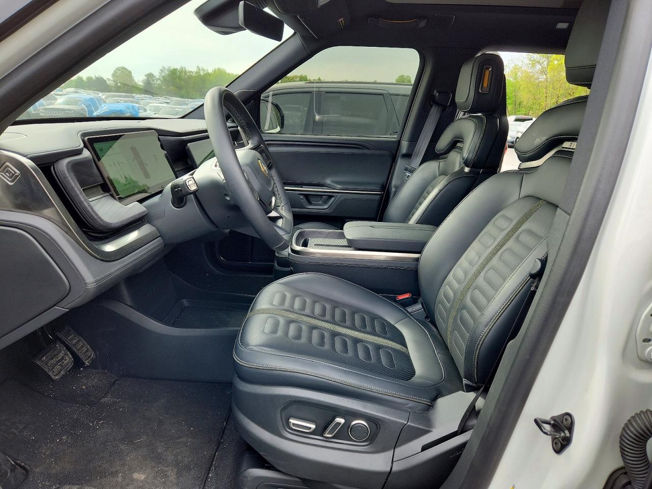 2025 RIVIAN RIS