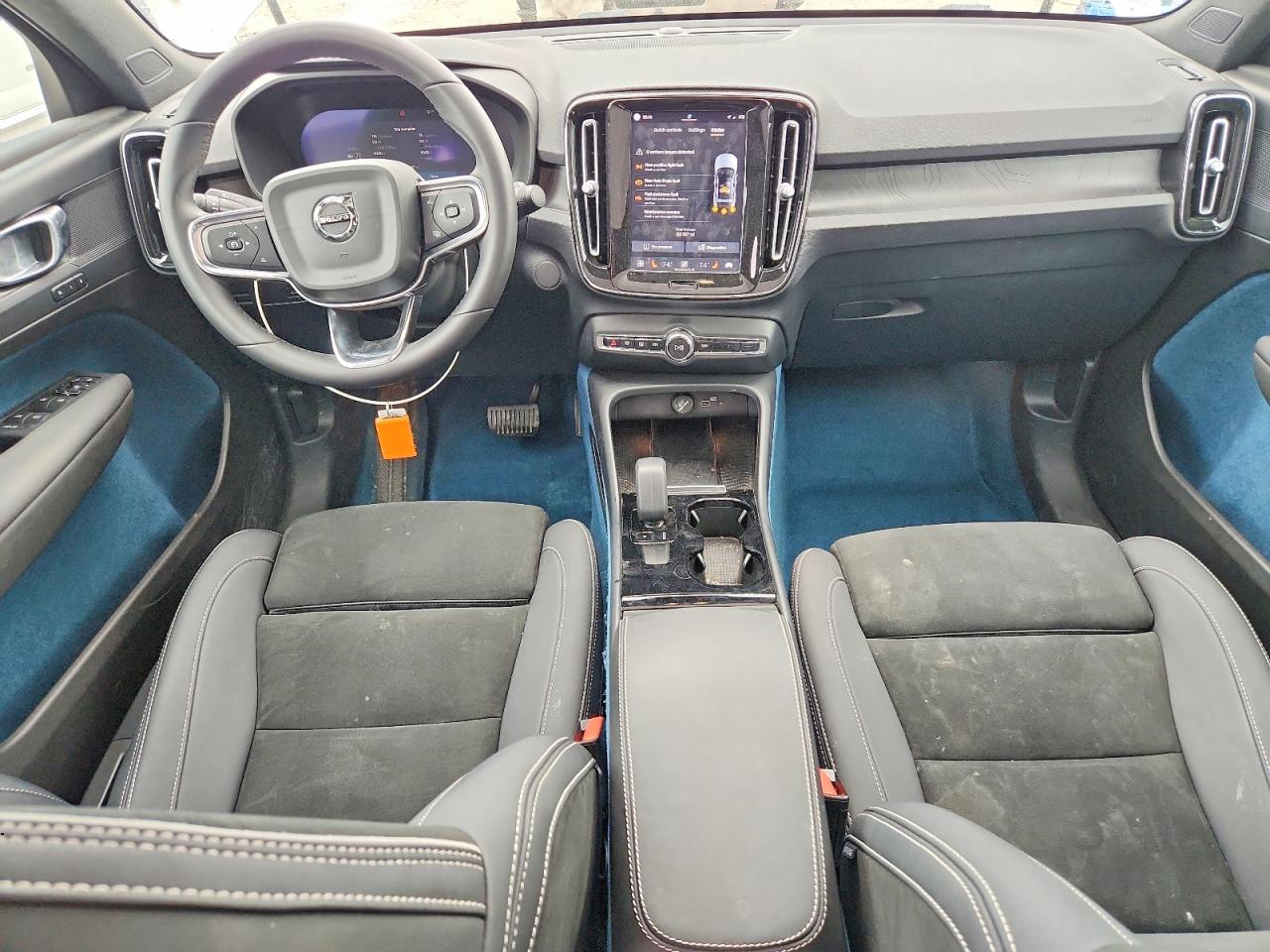 2023 VOLVO C40