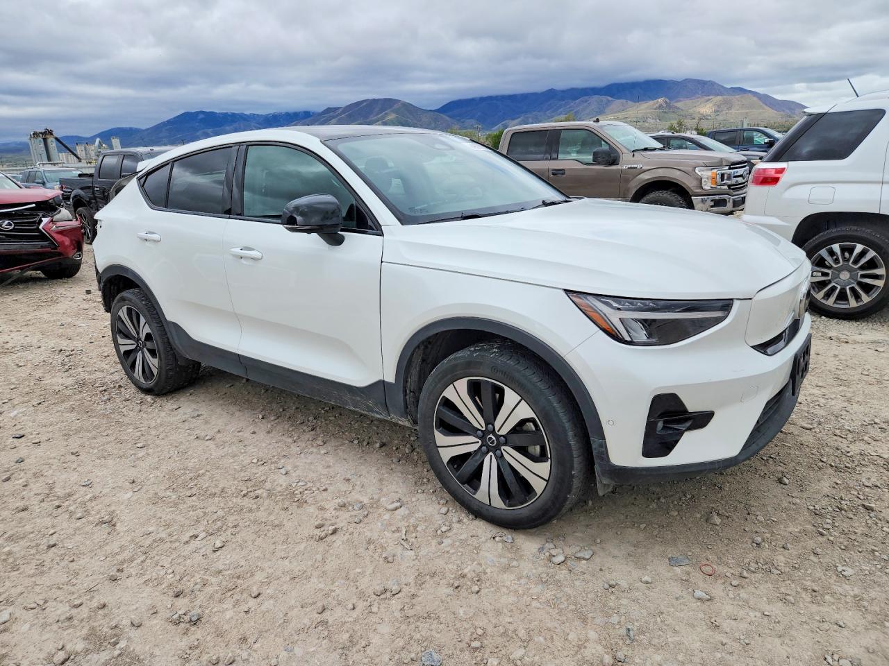 2023 VOLVO C40