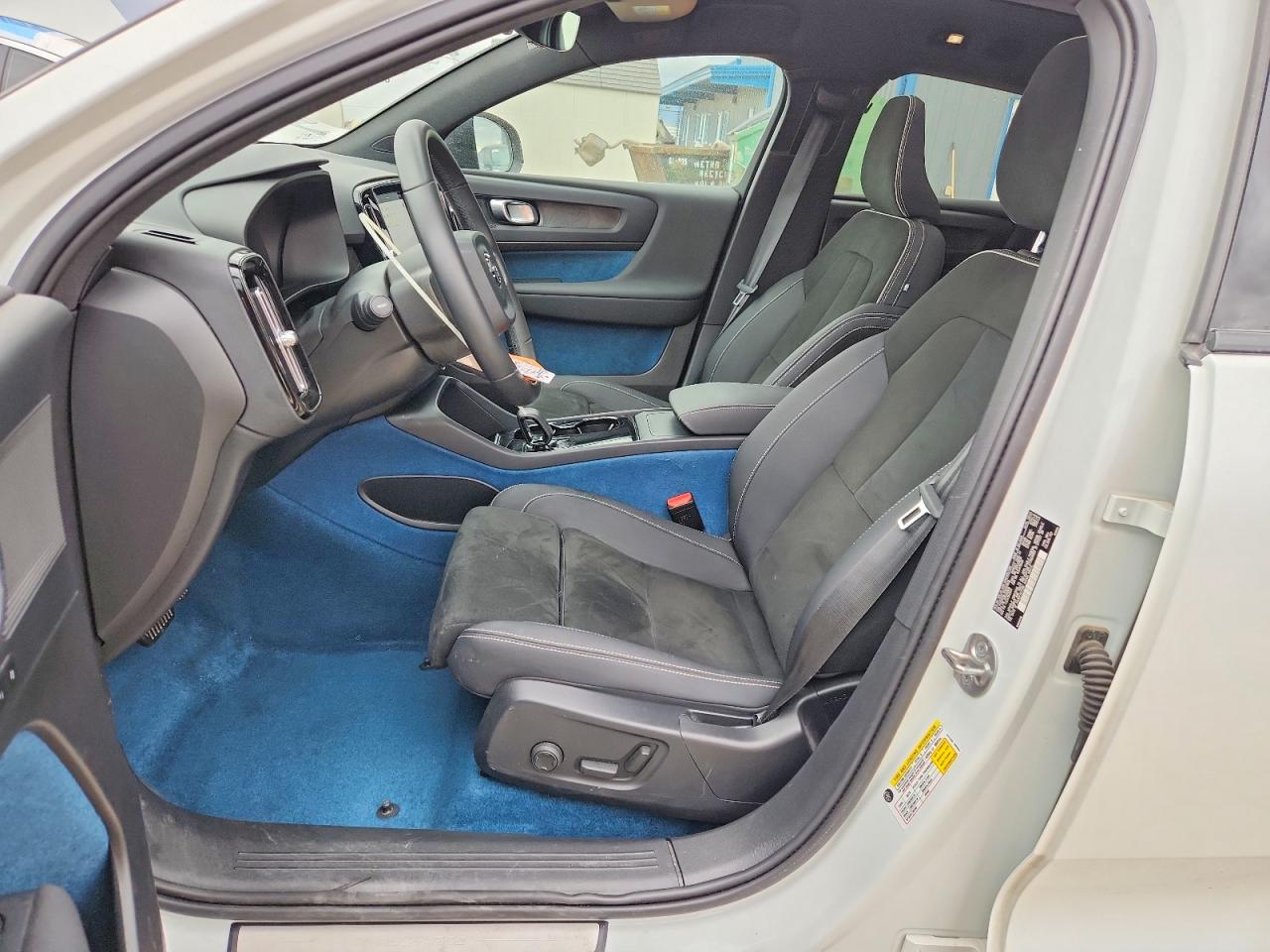 2023 VOLVO C40