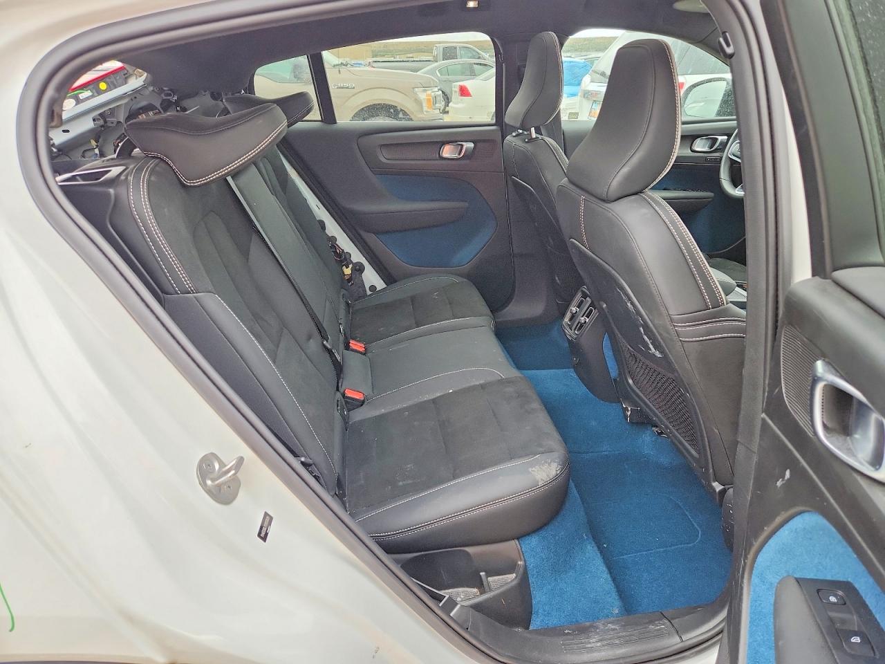 2023 VOLVO C40