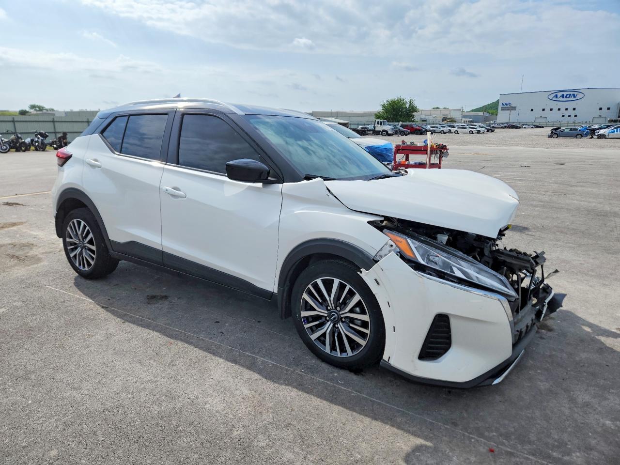 2024 NISSAN KICKS