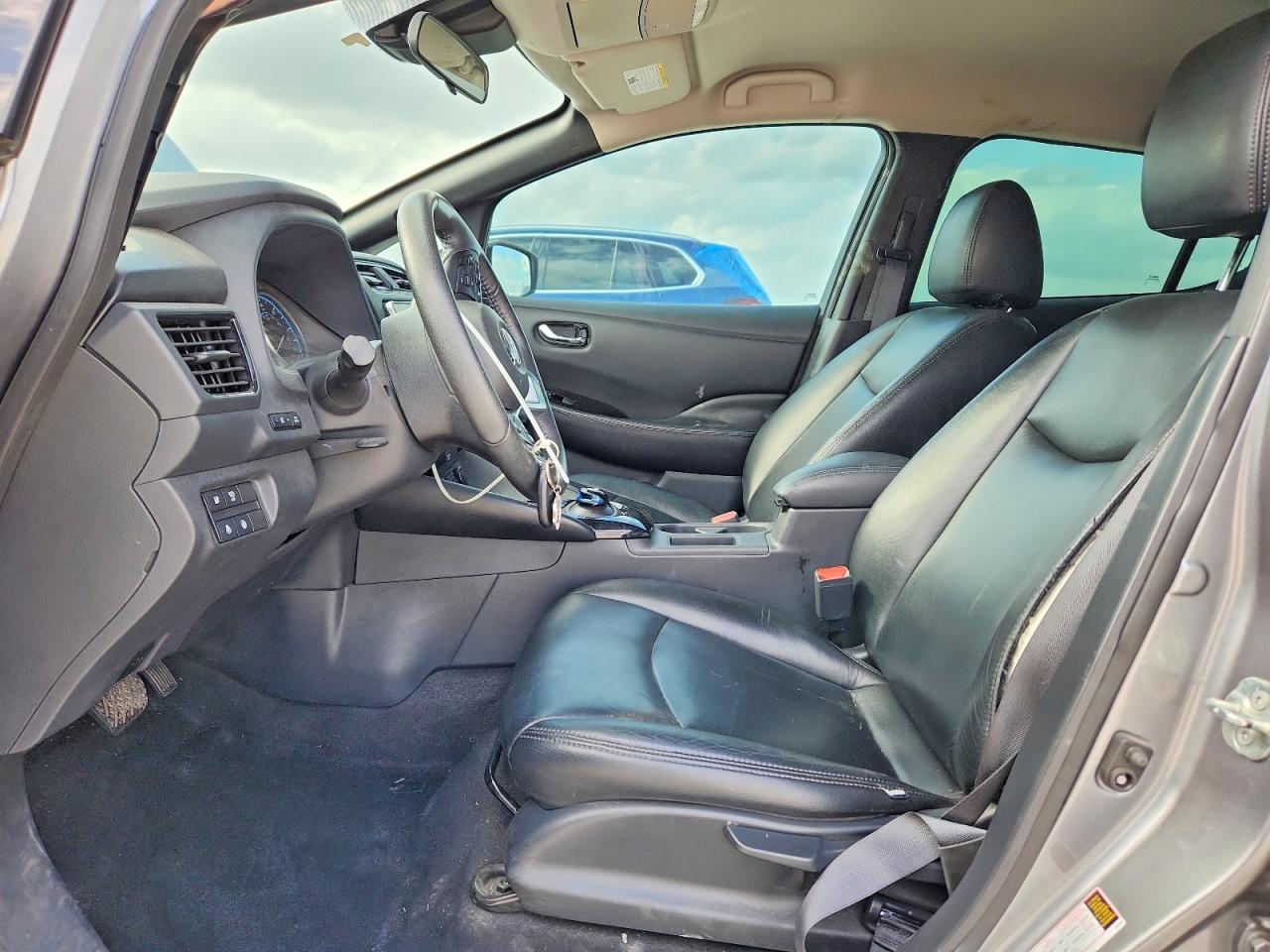 2022 NISSAN LEAF