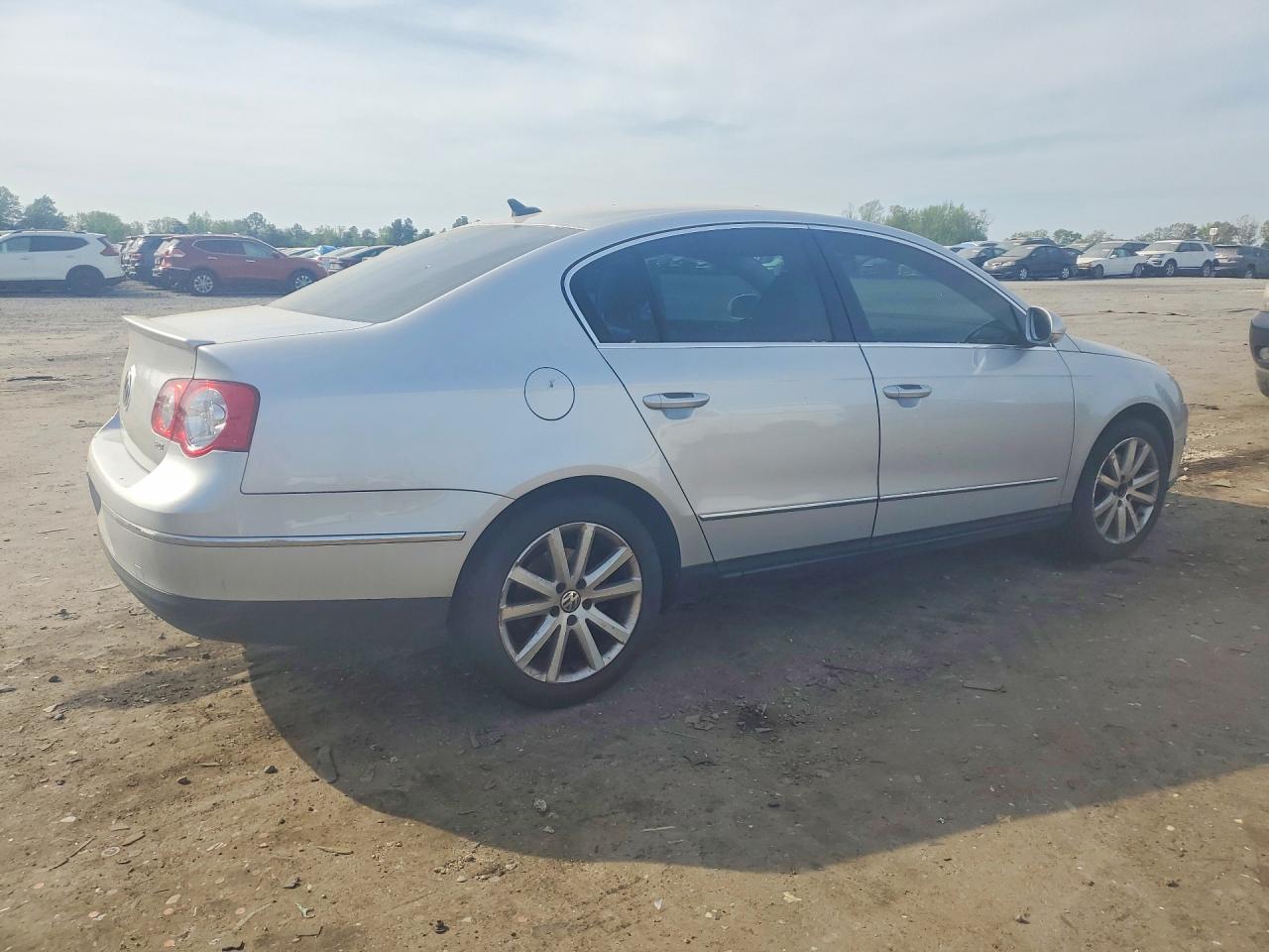 2010 VOLKSWAGEN PASSAT
