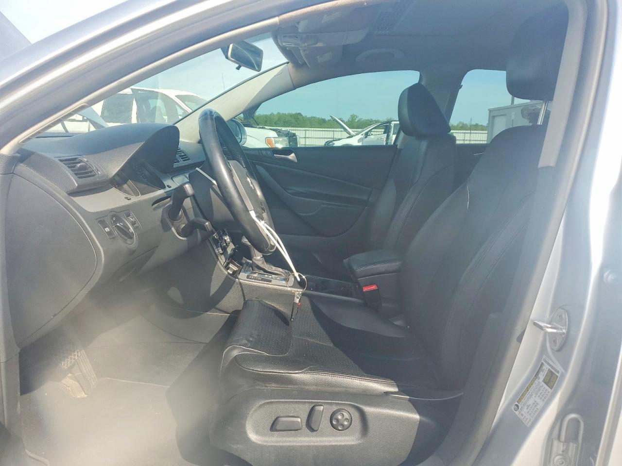2010 VOLKSWAGEN PASSAT