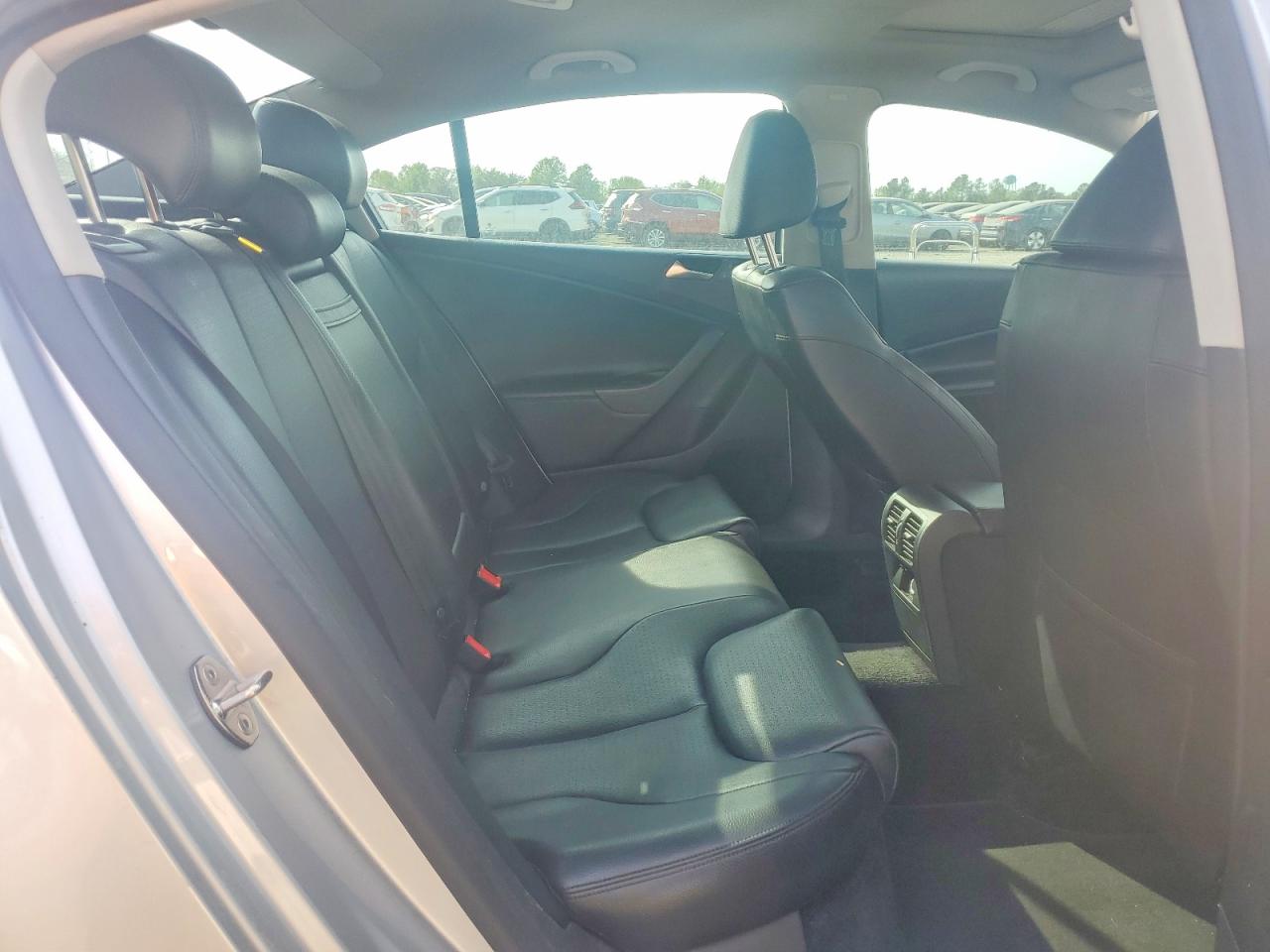 2010 VOLKSWAGEN PASSAT
