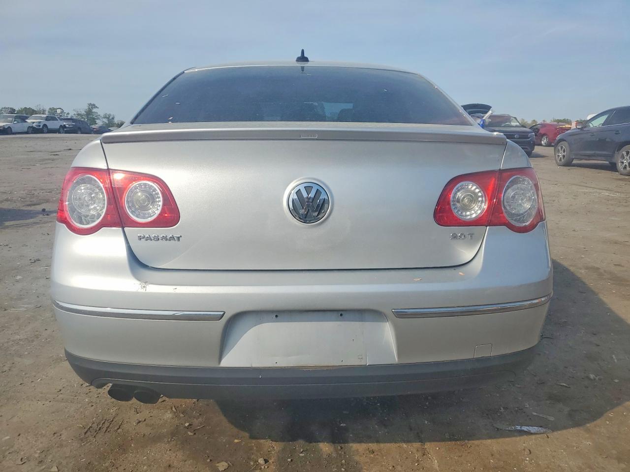 2010 VOLKSWAGEN PASSAT