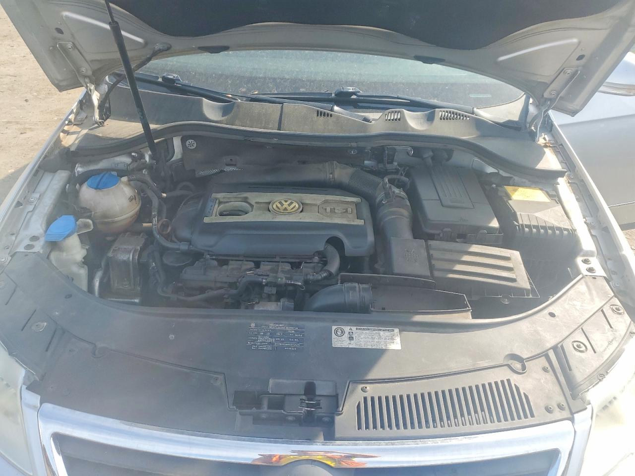 2010 VOLKSWAGEN PASSAT