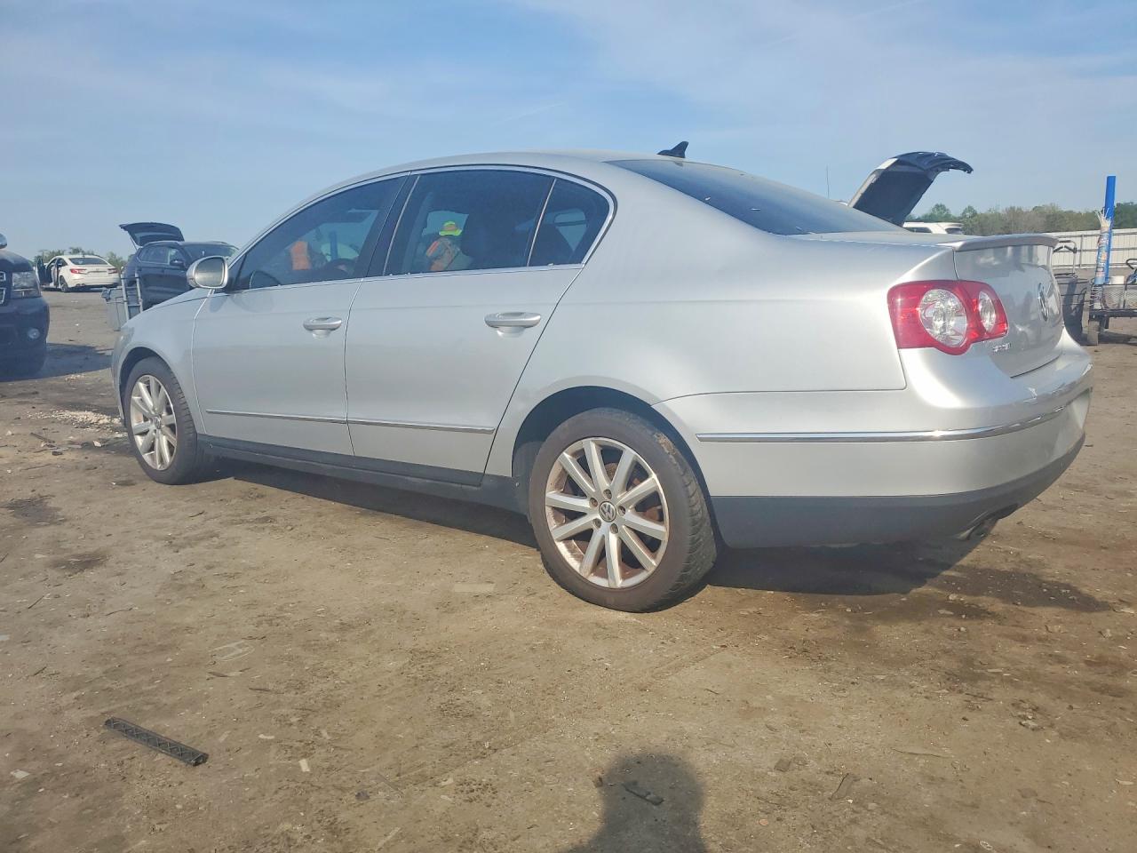 2010 VOLKSWAGEN PASSAT