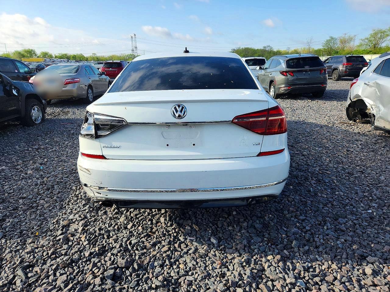 2017 VOLKSWAGEN PASSAT