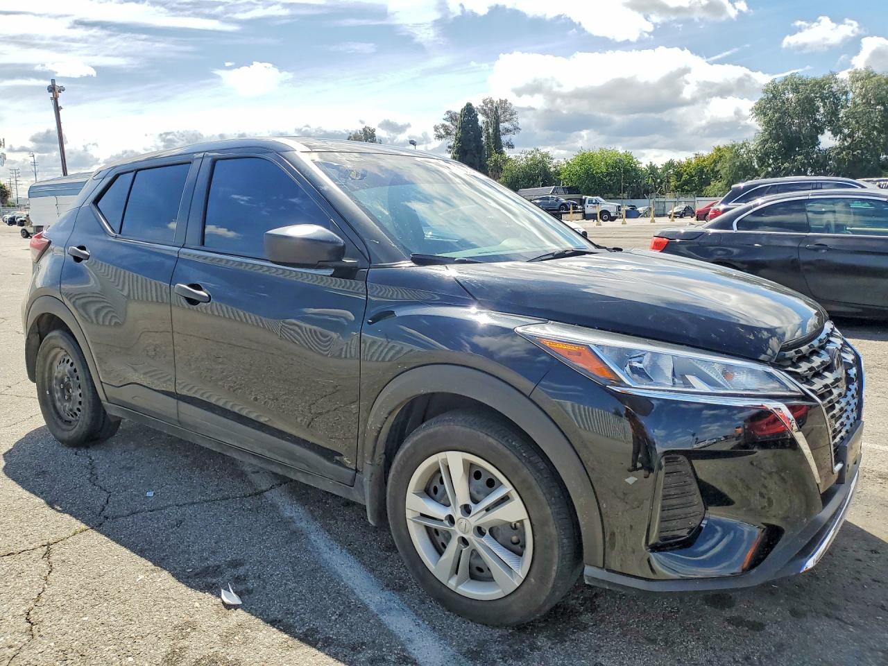 2024 NISSAN KICKS