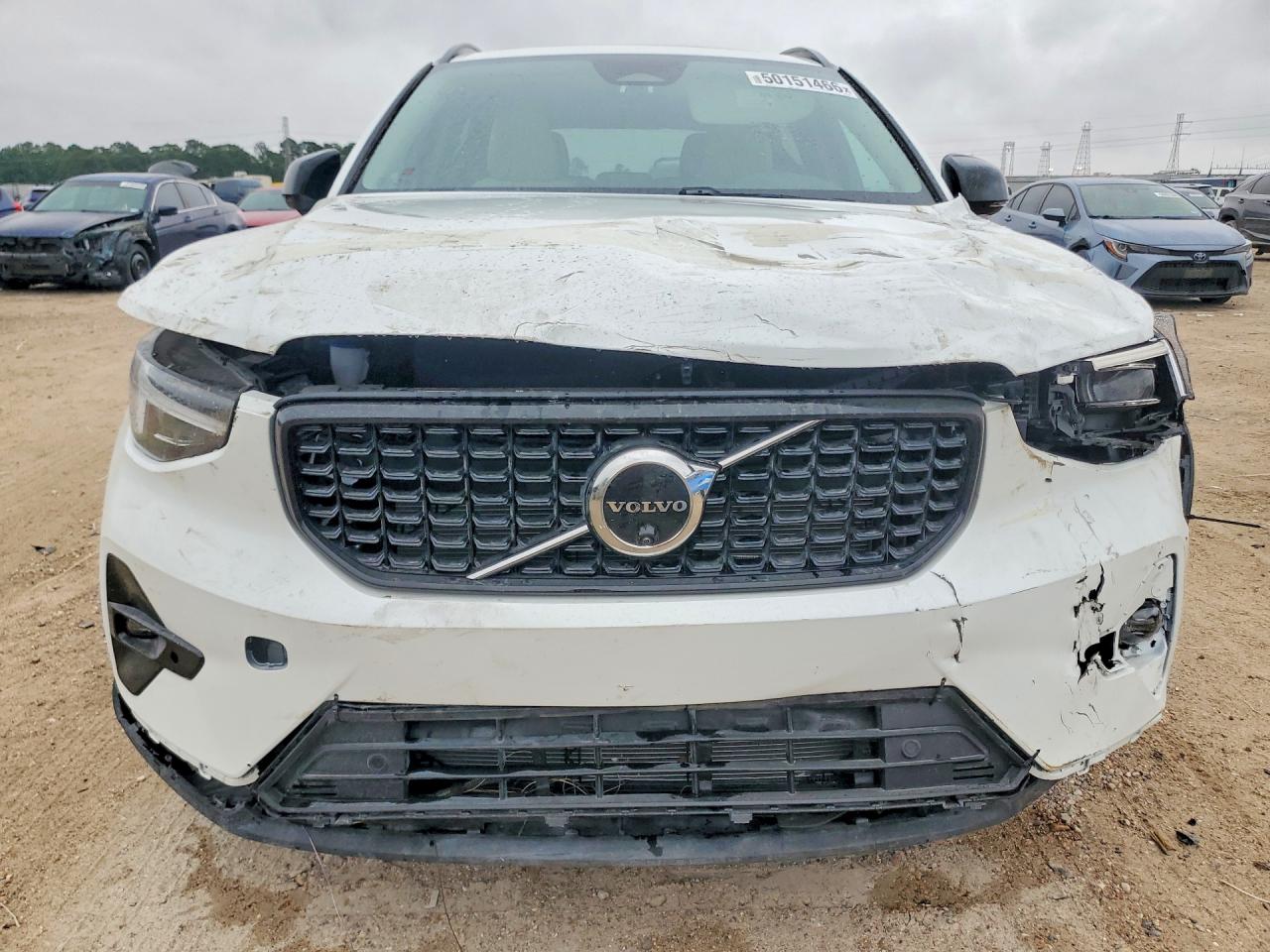 2026 VOLVO XC40