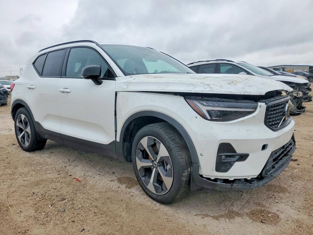 2026 VOLVO XC40