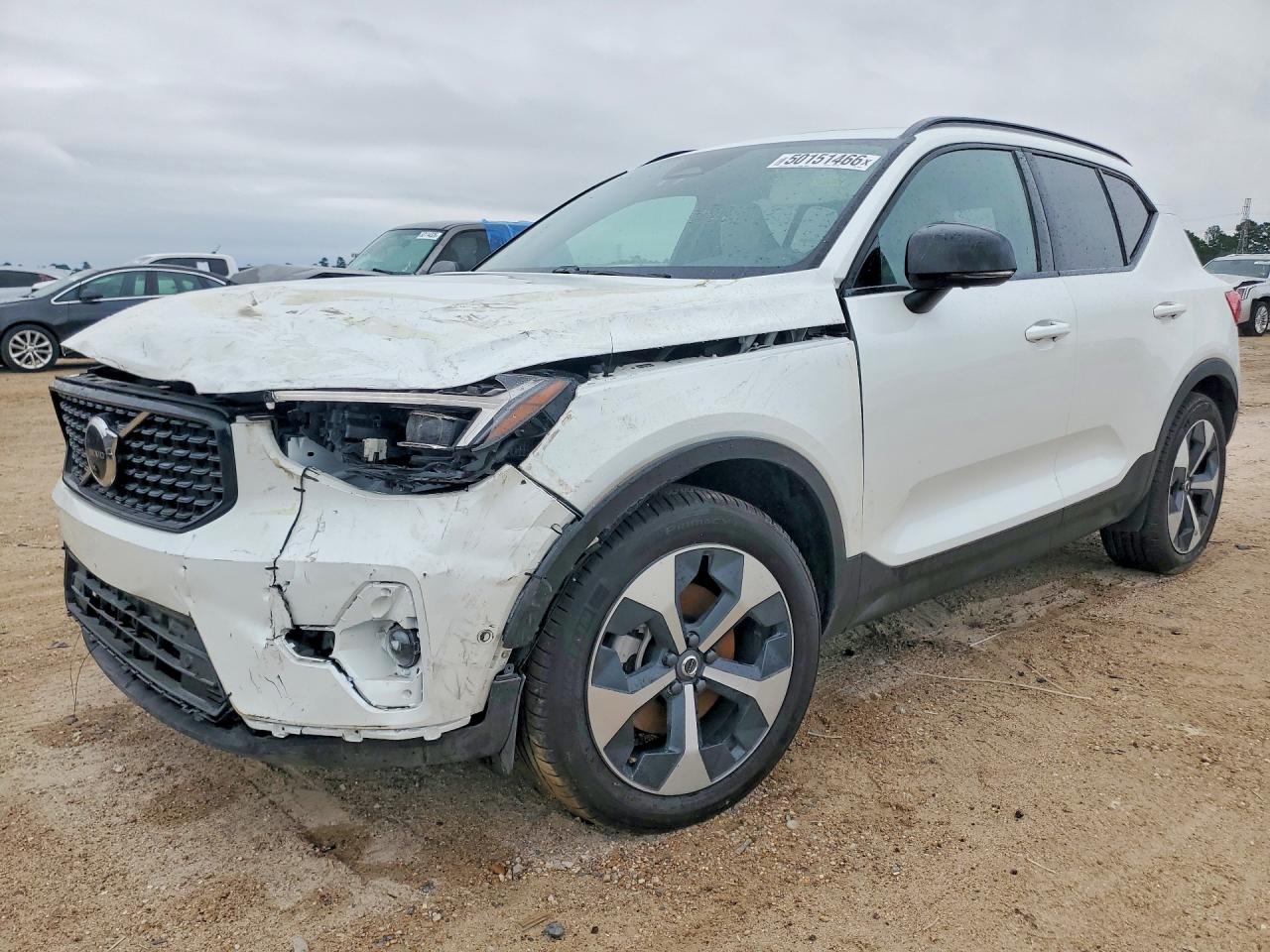 2026 VOLVO XC40
