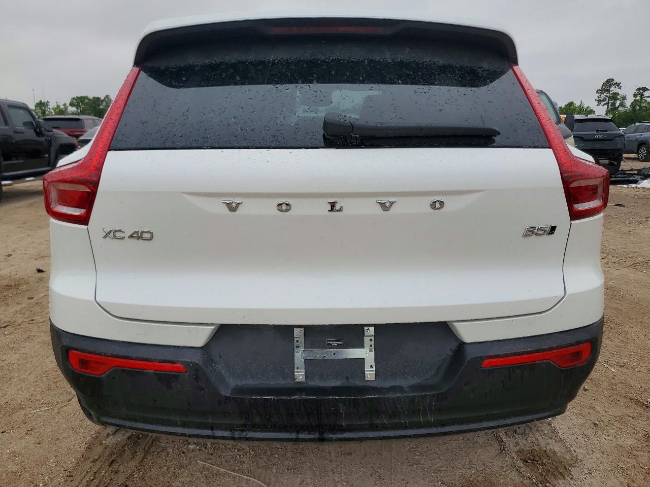 2026 VOLVO XC40