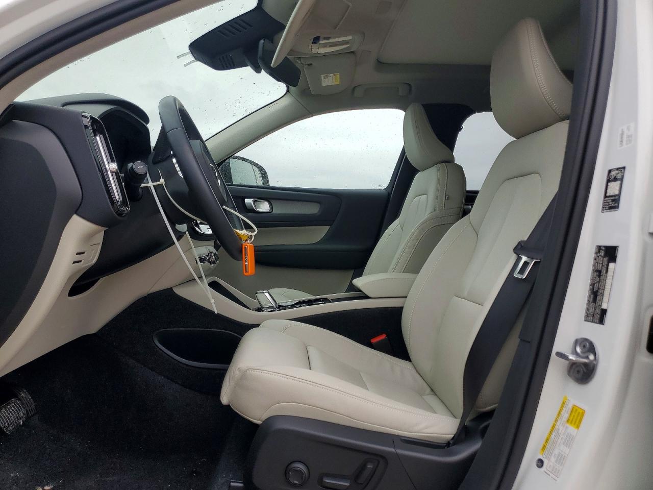 2026 VOLVO XC40