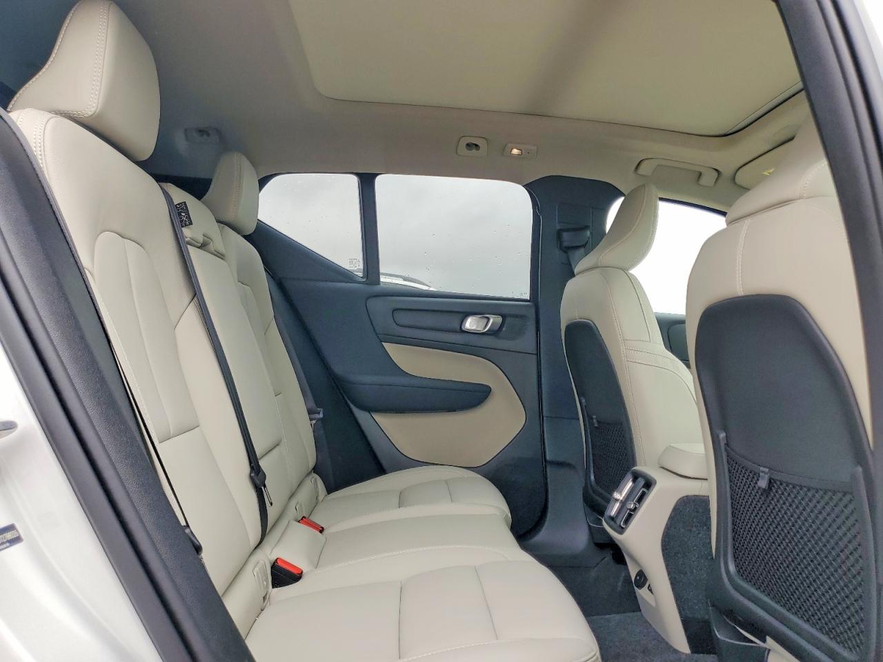 2026 VOLVO XC40