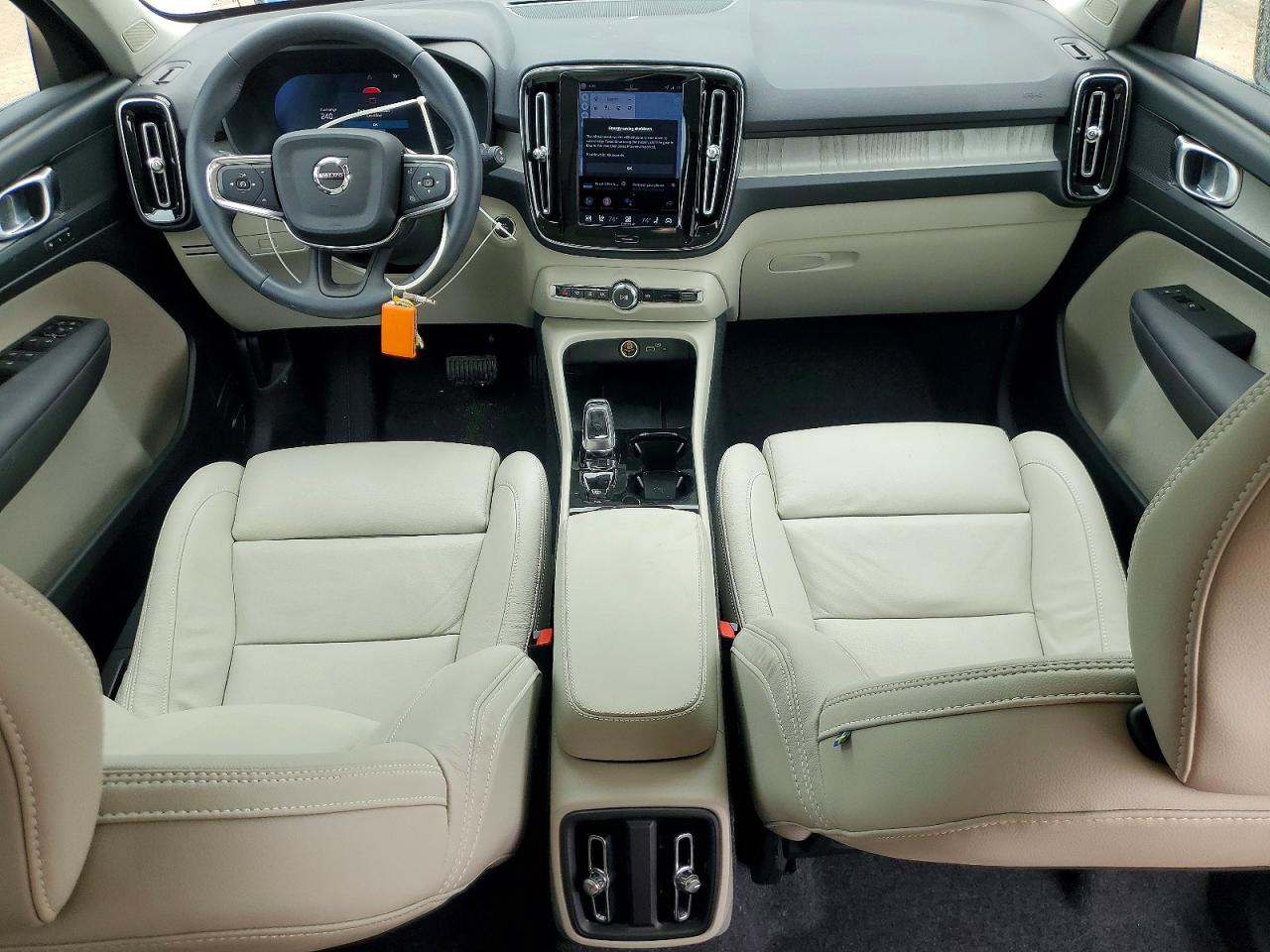 2026 VOLVO XC40