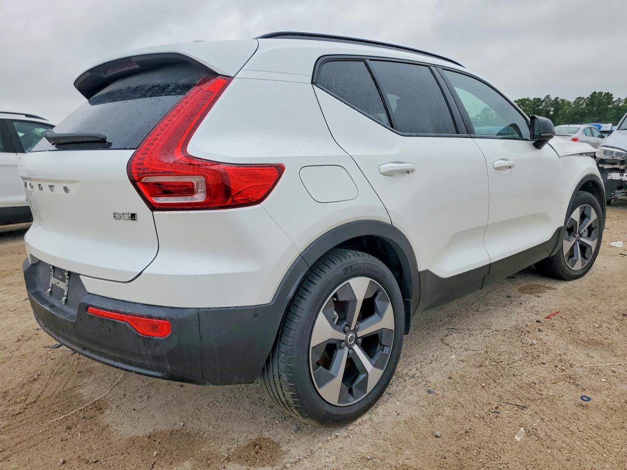 2026 VOLVO XC40