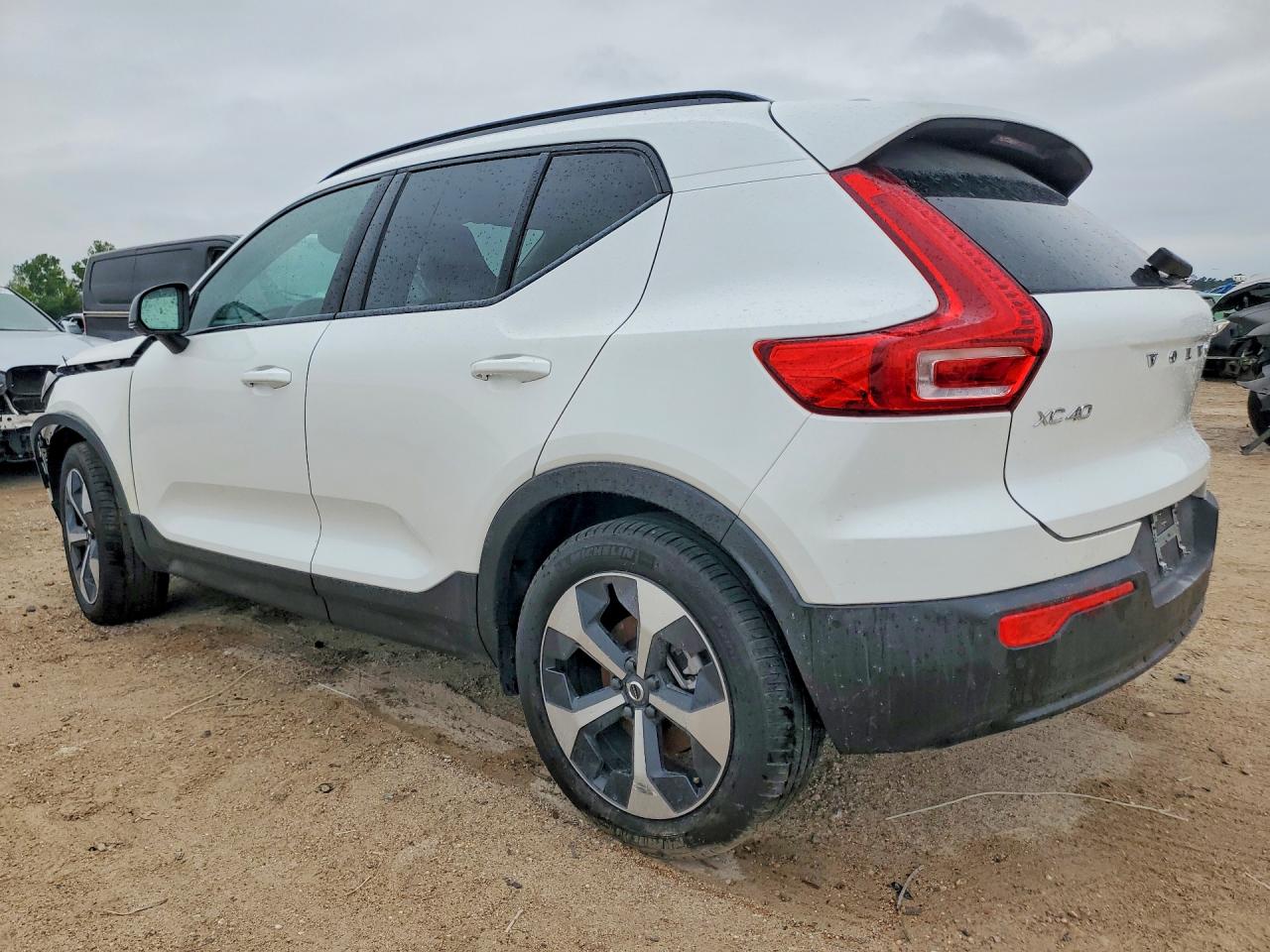 2026 VOLVO XC40