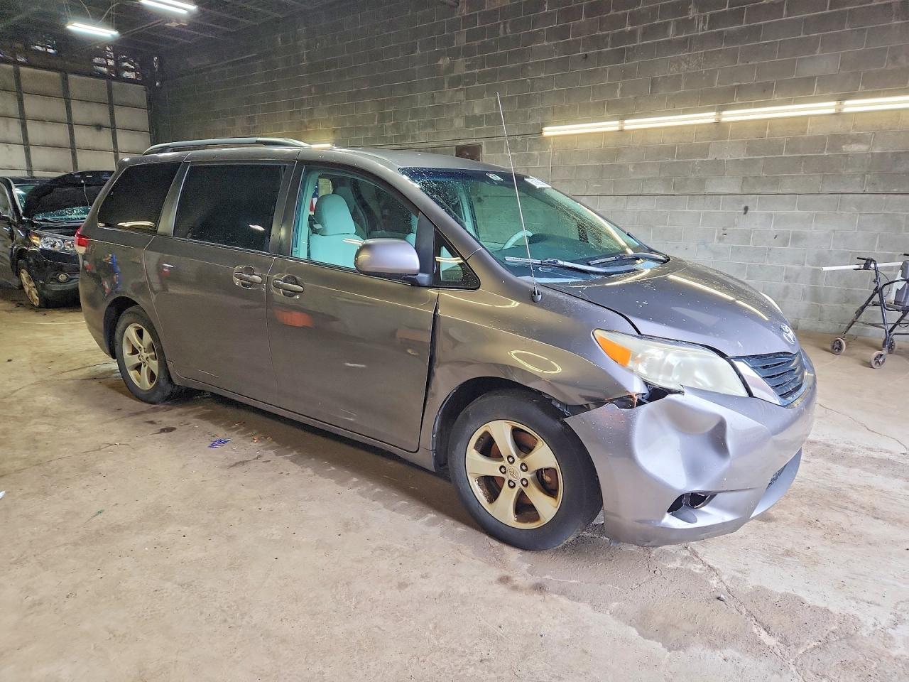 2012 TOYOTA SIENNA