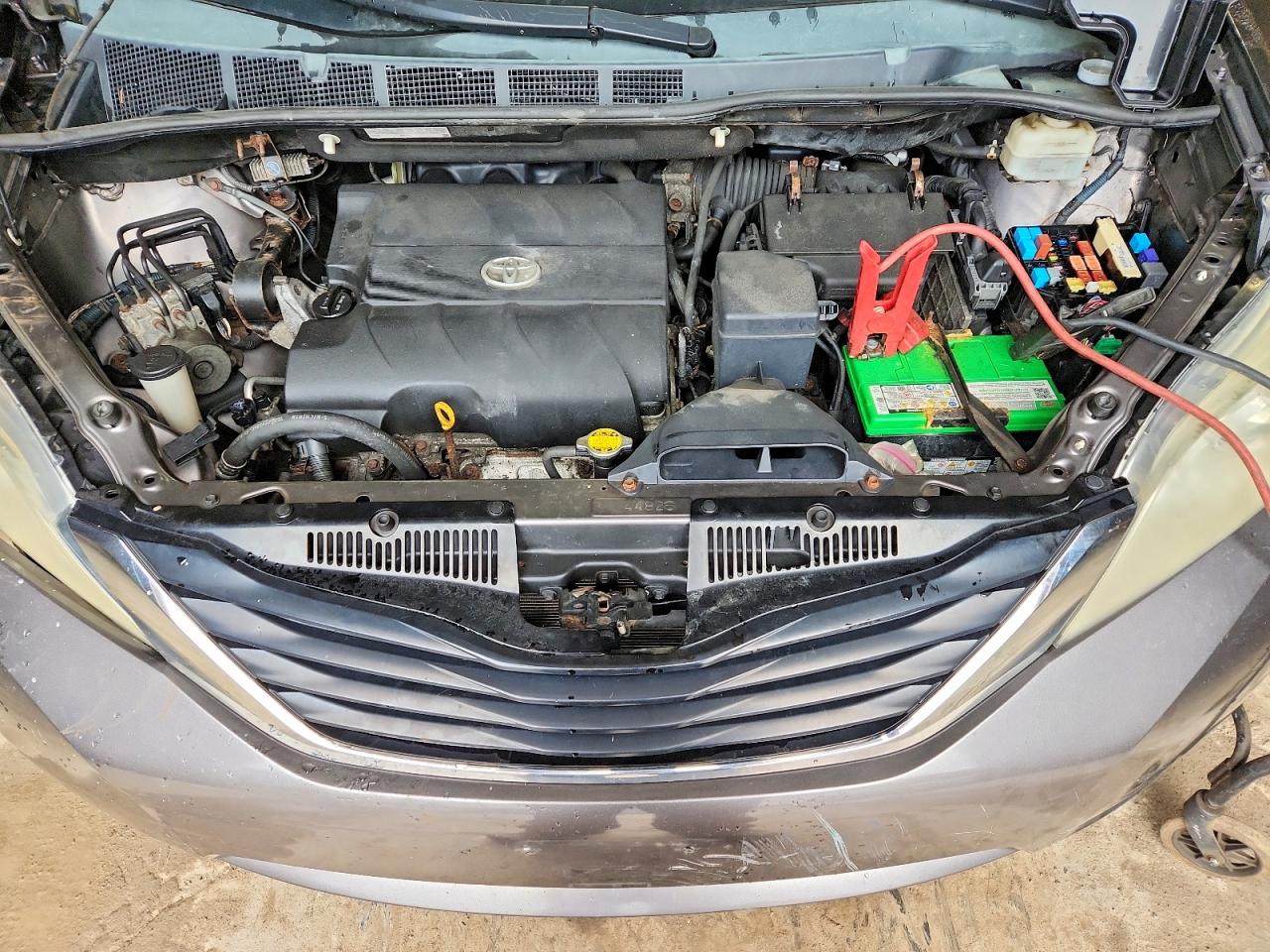 2012 TOYOTA SIENNA